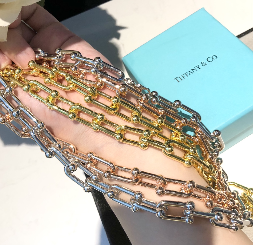 ❤️165包邮/原单代购级别
代购级别 各大网红博主 蒂芙尼Tiffany项链HardWear火爆开启 U型 关节 链环系列 缠绕系列 锁头 项链 手链 两戴⚠️看似简易,实则需要九九八十一道工艺才能将链环由大到小以渐变的形式呈现出充满立体感的前卫设计光看细腻、非比寻常的卡扣和刻字时髦精们都心动 混搭达人都爱不释手不信,翻看ins 各路型男善女都深陷其中!潮人们绝对不能错过,Get起来~