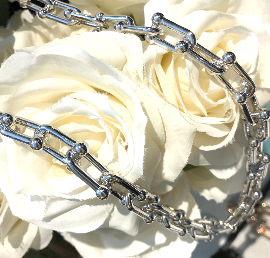 ❤️165包邮/原单代购级别
代购级别 各大网红博主 蒂芙尼Tiffany项链HardWear火爆开启 U型 关节 链环系列 缠绕系列 锁头 项链 手链 两戴⚠️看似简易,实则需要九九八十一道工艺才能将链环由大到小以渐变的形式呈现出充满立体感的前卫设计光看细腻、非比寻常的卡扣和刻字时髦精们都心动 混搭达人都爱不释手不信,翻看ins 各路型男善女都深陷其中!潮人们绝对不能错过,Get起来~