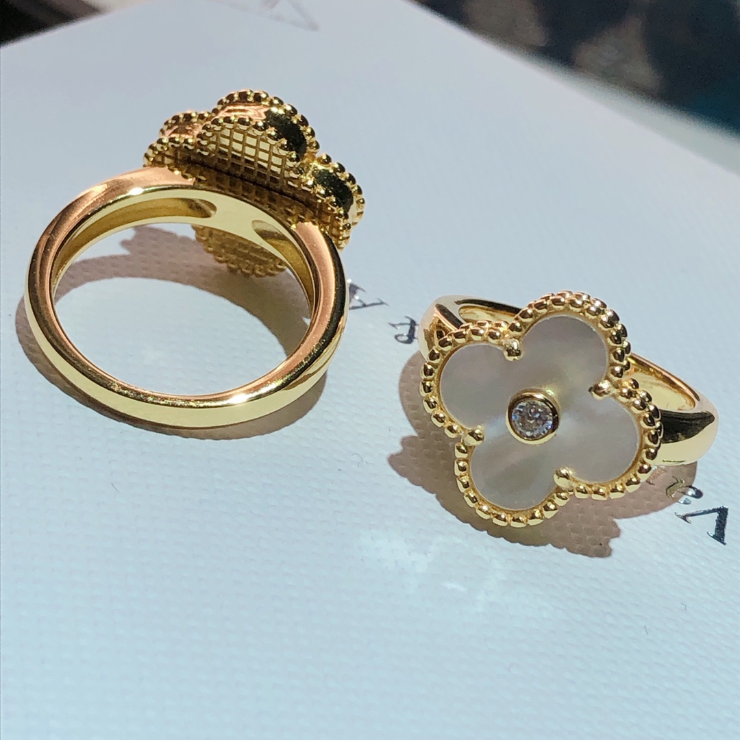 NO:102839,Lucky grass ring, white shell/carnation pairing, sterling silver 925 material, thick gold k-gold, size 52#54#56#58#, VcA ring, ring, gold, pure silver19860909幸运草戒指 白贝/红玉髓搭配 纯银925材质 厚金k黄金色 尺寸52#54#56#58#,VcA戒指,ring,gold,pure silver,Jewelry