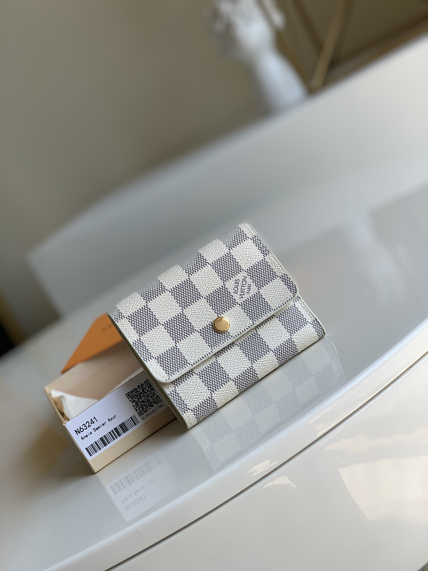 NO:396212,[Exclusive real photo N63241] uses fully imported leather and European zipper. The compact, cute and soft Anais wallet has a unique and novel shape, and can be opened and closed on both sides. The durable Monogram canvas and a large number of pockets make it a smart choice for busy women. Size 11X9cm B., LV [original leather], louis vuitton19860909【独家实拍N63241】采用全进口皮料,欧牙拉链.小巧、可爱、柔美的 Anais 钱夹造型别致新颖,两边皆可开合. 耐用的 Monogram 帆布与大量口袋使其成为忙碌女性的灵动之选.尺寸11X9cm B.,LV【原厂皮】,louis vuitton,Bag