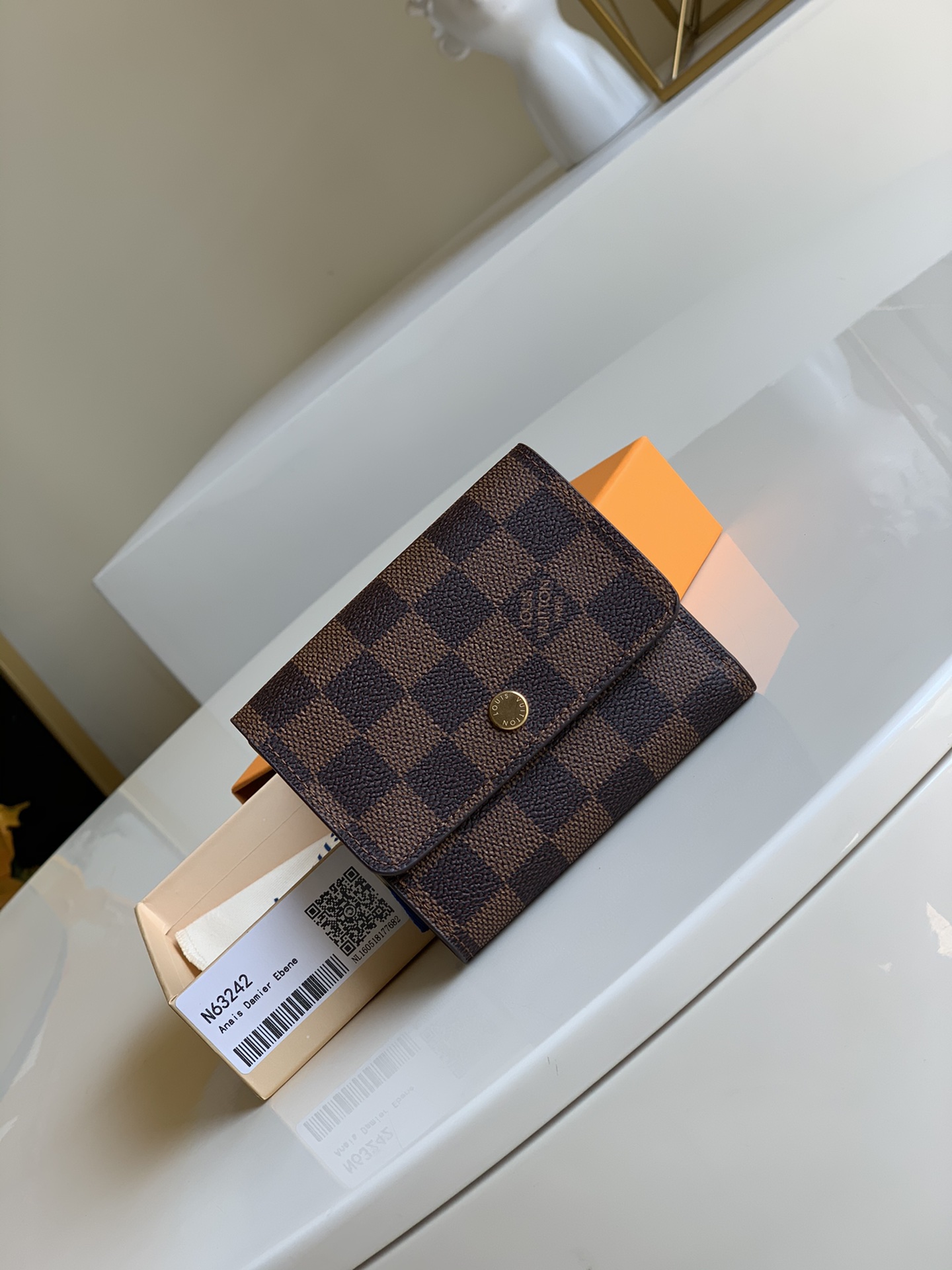 NO:396215,[Exclusive real photo N63242] uses fully imported leather and European zipper. The compact, cute and soft Anais wallet is unique and novel in shape, and can be opened and closed on both sides. The durable Monogram canvas and a large number of pockets make it a flexible choice for busy women. Size 11X9cm B., LV [original leather], louis vuitton19860909【独家实拍N63242】采用全进口皮料,欧牙拉链.小巧、可爱、柔美的 Anais 钱夹造型别致新颖,两边皆可开合. 耐用的 Monogram 帆布与大量口袋使其成为忙碌女性的灵动之选.尺寸11X9cm B.,LV【原厂皮】,louis vuitton,Bag