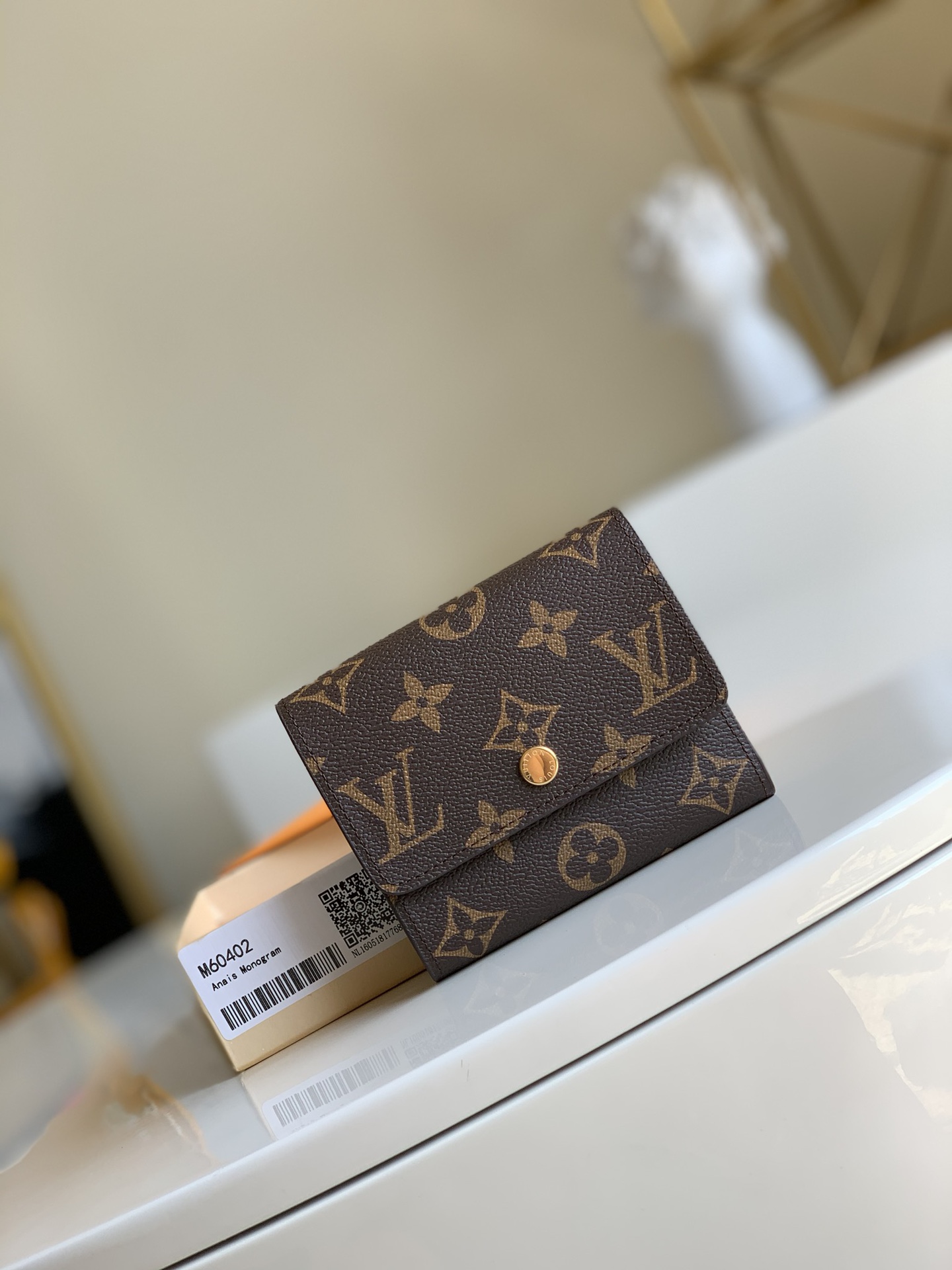 NO:396189,【Exclusive real photo M60402】Use all imported leather and European zipper. The compact, cute and soft Anais wallet is unique and novel in shape, and can be opened and closed on both sides. The durable Monogram canvas and a large number of pockets make it a flexible choice for busy women. Size 11X9cm B., LV [original leather], louis vuitton19860909【独家实拍M60402】采用全进口皮料,欧牙拉链.小巧、可爱、柔美的 Anais 钱夹造型别致新颖,两边皆可开合. 耐用的 Monogram 帆布与大量口袋使其成为忙碌女性的灵动之选.尺寸11X9cm B.,LV【原厂皮】,louis vuitton,Bag