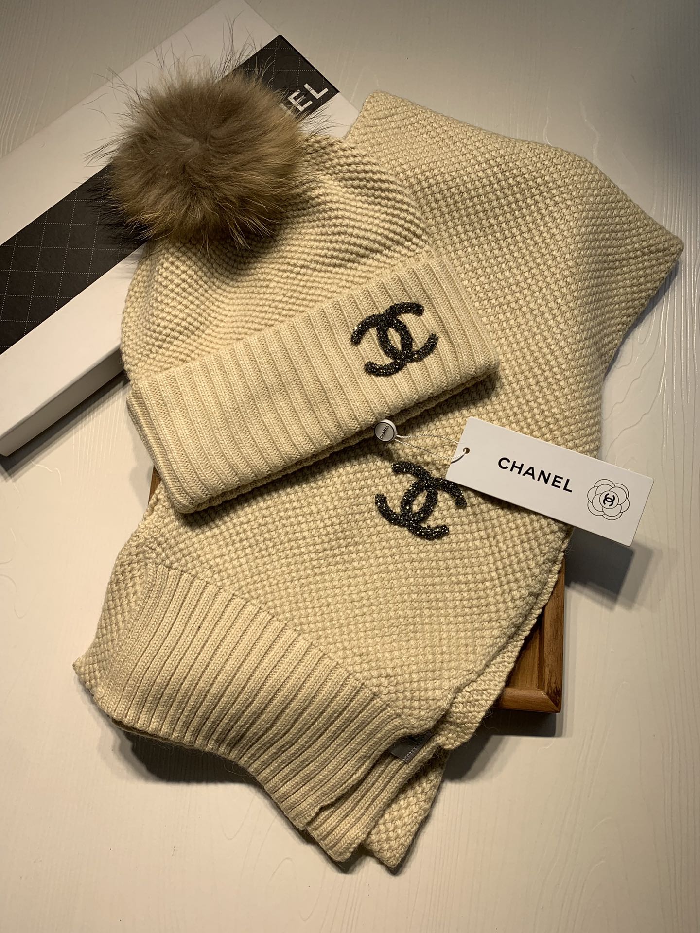 NO:659584,.C Home.【Wool Suit Hat-With Luo Zi Fur Ball】Classic Suit Hat!  Hat and scarf!  It's warm and super comfortable~A great tool for young ladies to reduce their age in winter~This winter, all you need is a set of hats~It's warm and fashionable!  Unisex model! Can be made as a couple model!  Complete range of anti-counterfeiting labels and elevators!  Many styles, welcome to choose! Suit, suit, chanel, hats19860909.C家.【羊毛套装帽子-带骆子毛球】经典套装帽子！帽子围巾！暖暖哒超级舒服～冬日小姐姐减龄神器哦～这个冬天你就差这么一套套装帽子啦～又保暖又时尚！男女通用款!可以做情侣款！防伪标签吊卡齐全！多多款式,欢迎选择!套装,套装,chanel,hats,accessory