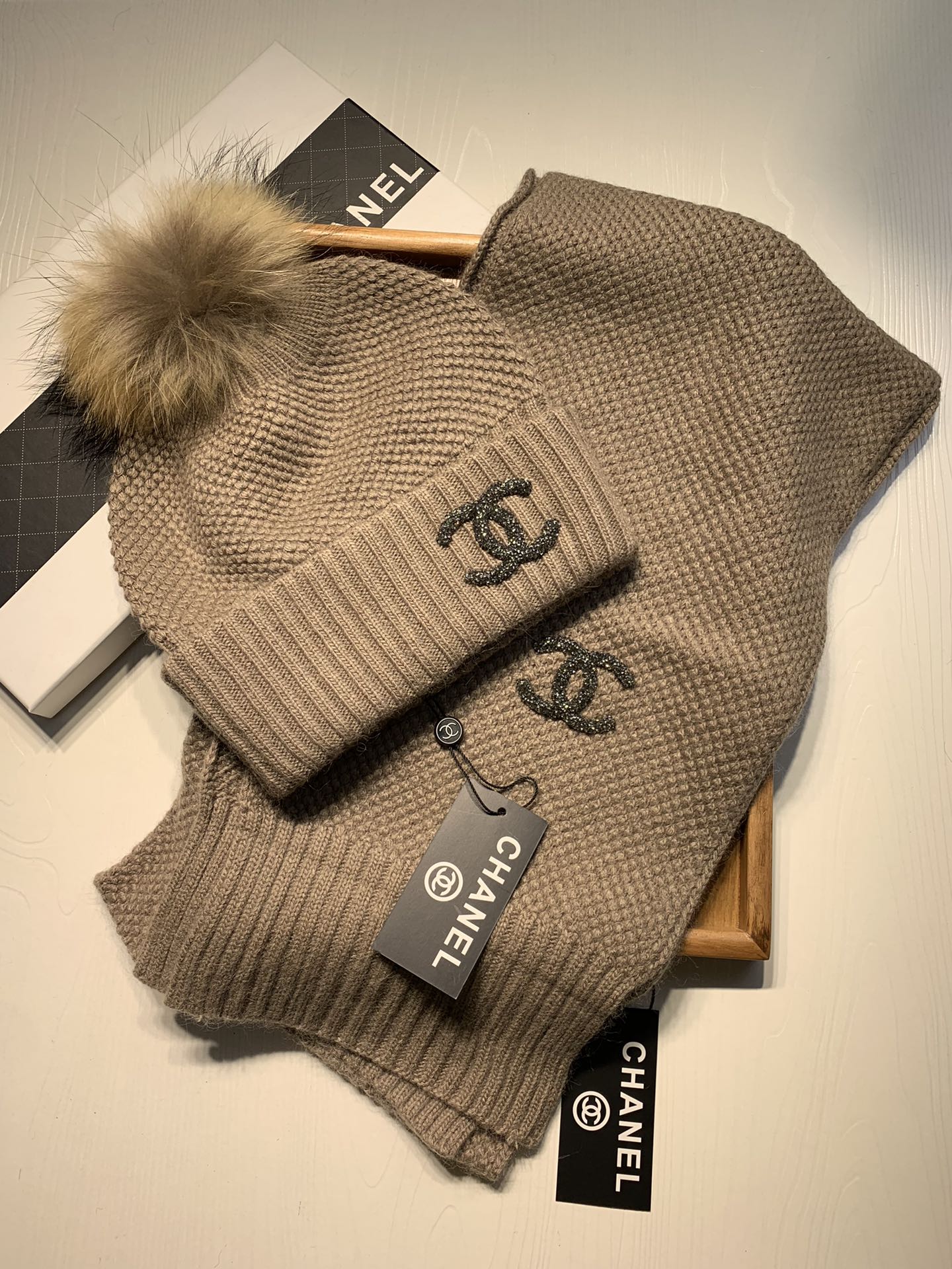 NO:659562,C Home. [Wool Suit Hat-With Luo Zi Fur Ball] Classic Suit Hat!  Hat and scarf!  It's warm and super comfortable~A great tool for young ladies to reduce their age in winter~This winter, all you need is a set of hats~It's warm and fashionable!  Unisex model! Can be made as a couple model!  Complete range of anti-counterfeiting labels and elevators!  Many styles, welcome to choose! Suit, suit, chanel, hats19860909C家.【羊毛套装帽子-带骆子毛球】经典套装帽子！帽子围巾！暖暖哒超级舒服～冬日小姐姐减龄神器哦～这个冬天你就差这么一套套装帽子啦～又保暖又时尚！男女通用款!可以做情侣款！防伪标签吊卡齐全！多多款式,欢迎选择!套装,套装,chanel,hats,accessory