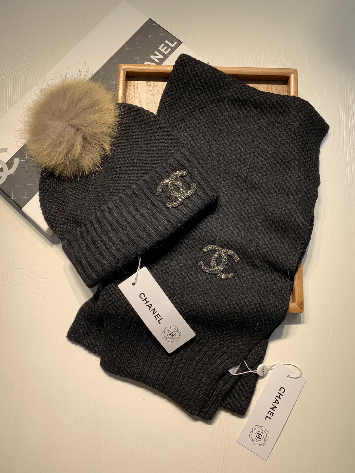 NO:659566,.C Home.【Wool Suit Hat-With Luo Zi Fur Ball】Classic Suit Hat!  Hat and scarf!  It's warm and super comfortable~A great tool for young ladies to reduce their age in winter~This winter, all you need is a set of hats~It's warm and fashionable!  Unisex model! Can be made as a couple model!  Complete range of anti-counterfeiting labels and elevators!  Many styles, welcome to choose! Suit, suit, chanel, hats19860909.C家.【羊毛套装帽子-带骆子毛球】经典套装帽子！帽子围巾！暖暖哒超级舒服～冬日小姐姐减龄神器哦～这个冬天你就差这么一套套装帽子啦～又保暖又时尚！男女通用款!可以做情侣款！防伪标签吊卡齐全！多多款式,欢迎选择!套装,套装,chanel,hats,accessory