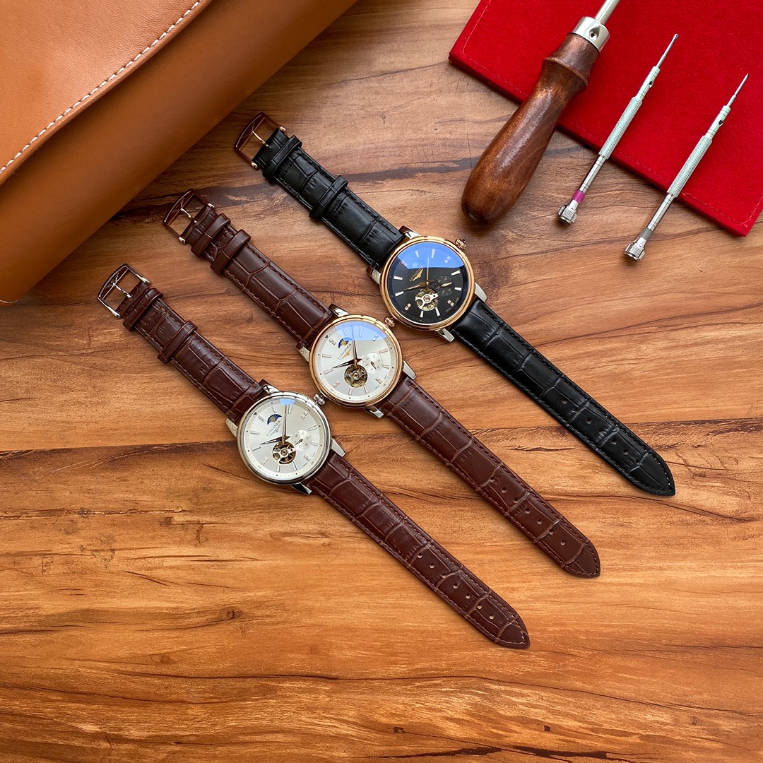 白壳：，金壳：， 最佳设计 高清实拍 优质产品 沉稳有型 魅力不凡 简约热卖 品牌：浪琴 Longines 脱俗气质3针侧飞轮新品 类型：精品男士腕表 表带：真牛皮表带 机芯：高端自动机械机芯 镜面：矿物质强化玻璃更高清 品味高雅 浩瀚大气 匠心独运 腕间瑰宝 尺寸：直径40mm厚11mm热卖上市欢迎转载