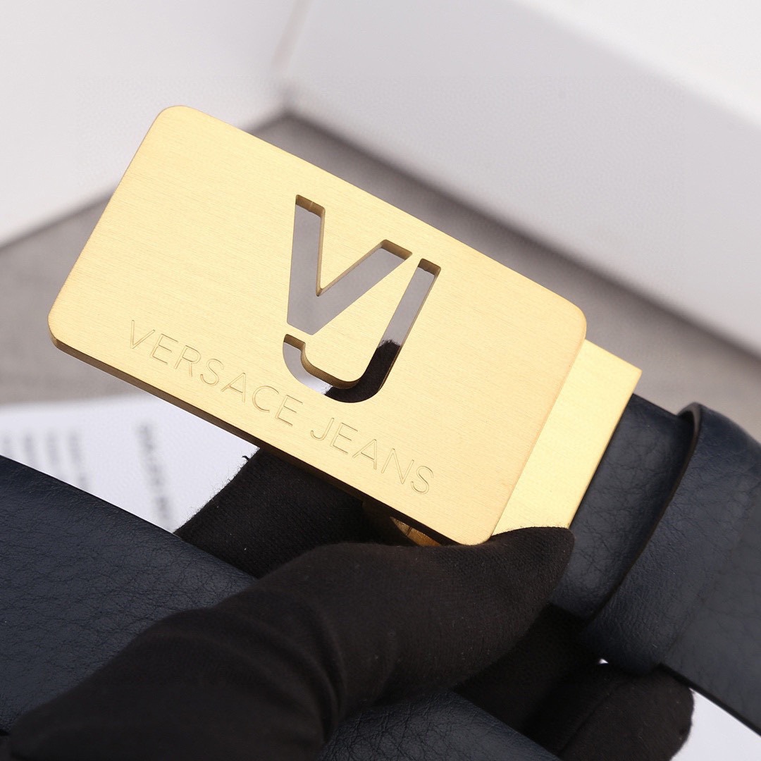 宽度3.5cm VERSACE（范思哲）爆款板扣配摔纹无线带身/双面头层、采用精挑细选进口牛皮，商务既有