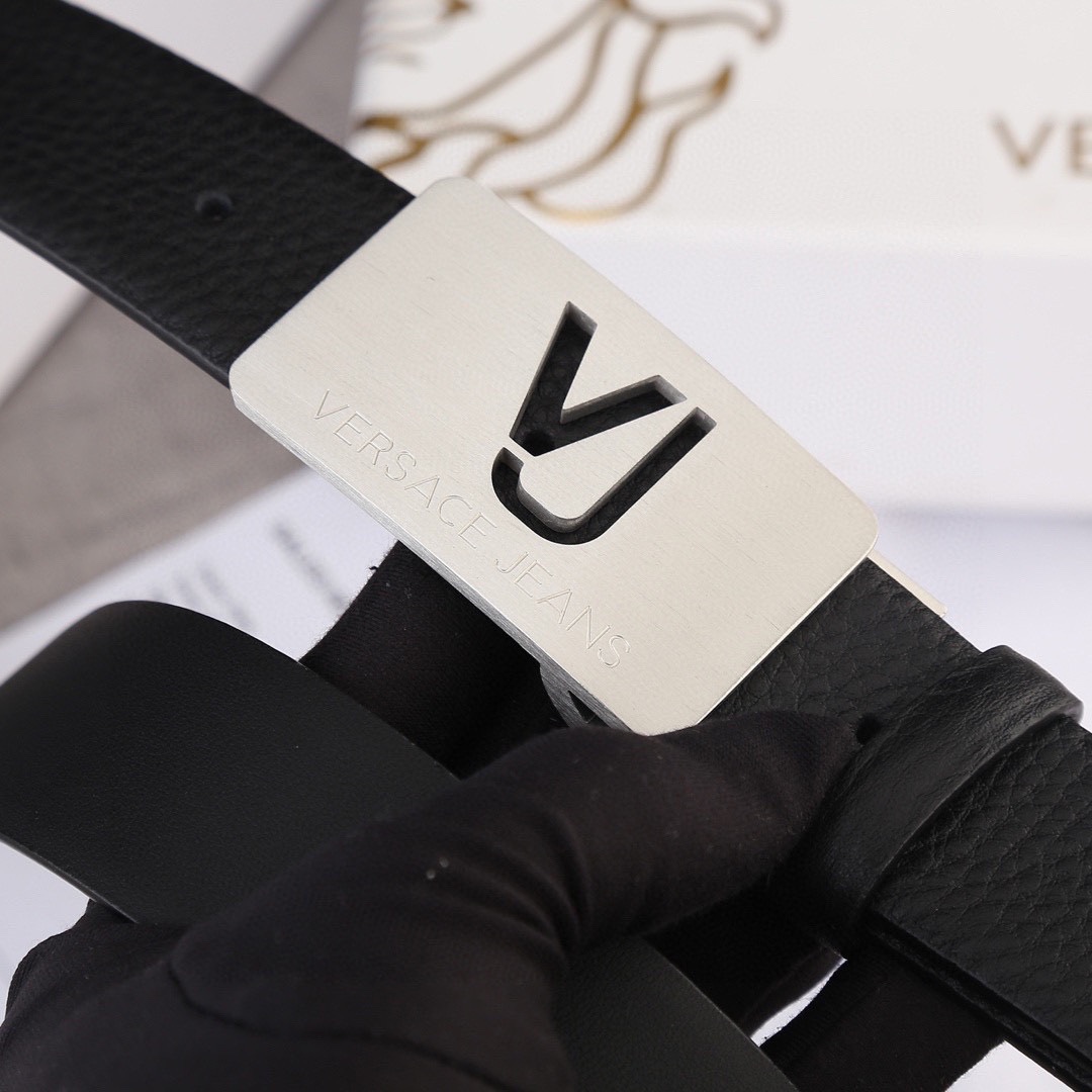 宽度3.5cm VERSACE（范思哲）爆款板扣配摔纹无线带身/双面头层、采用精挑细选进口牛皮，商务既有