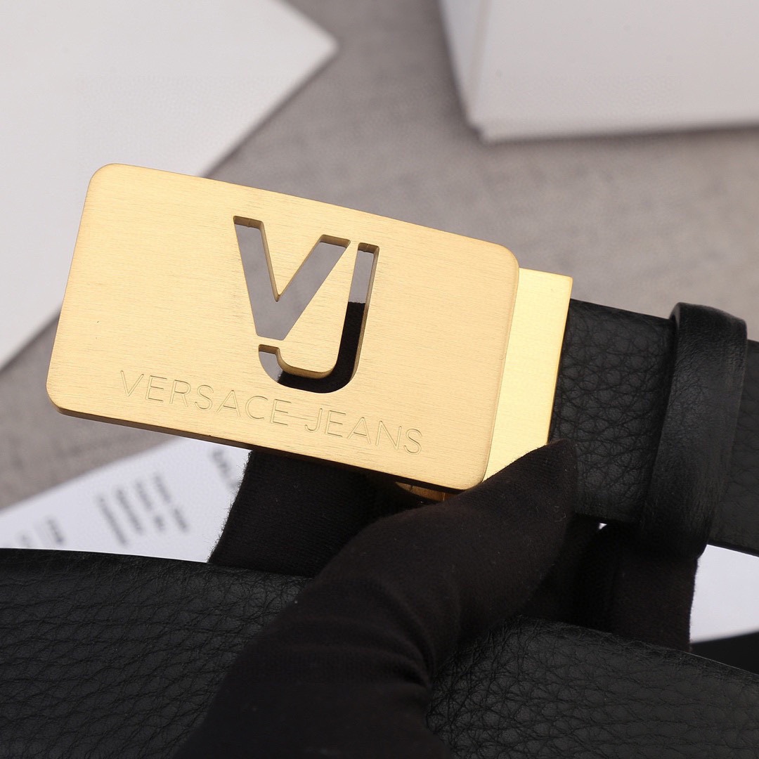 宽度3.5cm VERSACE（范思哲）爆款板扣配摔纹无线带身/双面头层、采用精挑细选进口牛皮，商务既有