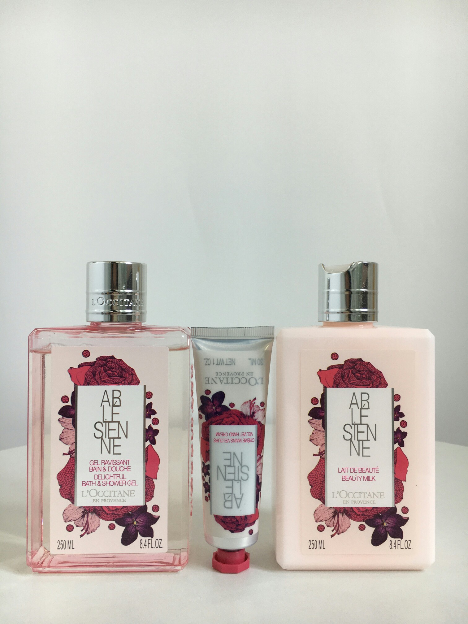 💰 78 L'Occitane 欧舒丹 限定版繁花炫舞系列护手霜沐浴露身体乳 三件套装沐浴露 250ml身体乳 250ml护手霜 30ml。