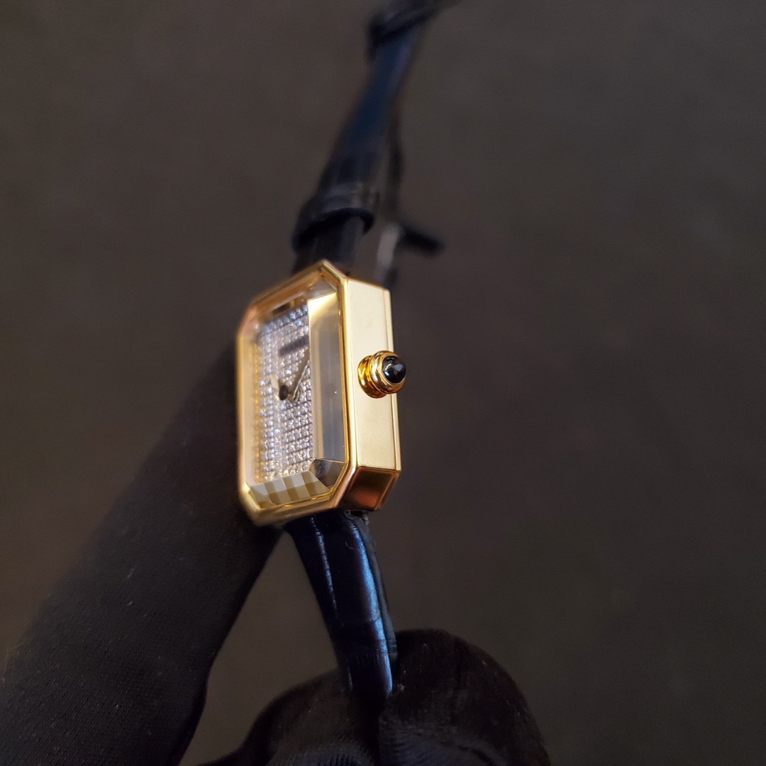 NO:385367,DV factory V3 crocodile leather version!  The new version has a print mark, gold shell with white bottom cover, font hesitation new version, one watch, one code. The original latest cowhide black velvet strap. Chanel | Chanel The latest model PREMIRE watch has the same octagonal outline as the shape of the Paris Fonden Square. This timeless and perfect design model architecture and the soft and charming characteristics of the watch echo each other's name PREMIRE VELOURS watch number H series Première material The original spinel gem. Eight-side 3D three-dimensional sapphire glass. Black enamel surface, imported white pearl shell surface. Imported Italian silk strap, super soft texture, pin buckle. Swiss quartz movement Waterproof depth: 30 meters Size: 19.7 x 15.2 x  7.5mm. The belt has 7 color straps: black, white, pink, light blue, orange, plum red, and dark royal blue, chanel, chanel, cowhide, crocodile skin19860909DV厂 V3鳄鱼皮版！新版本壳有打印记,金壳配白色底盖,字体跟足新版本,一表一码.原版最新牛皮黑诗绒表带. Chanel | 香奈儿 最新款 小号 PREMIRE 腕表的八角形轮廓与巴黎芳登广场的形状如出一辙.这一隽永恒久、堪称完美设计典范的建筑与腕表柔美妩媚的特质相互呼应名称 PREMIRE VELOURS腕表 编号H系列 Première材质 把头原版一样尖晶宝石.批八边3D立体蓝宝石玻璃.黑色搪瓷表面,进口白色珍珠贝表面.进口意大利绢丝皮表带,质感超级柔软贴手.针式表扣 .瑞士石英机芯 防水深度:30米 尺寸:19.7 x 15.2 x 7.5毫米.皮带有黑,白,粉浅蓝,橙,梅红,深宝蓝7个颜色表带任意搭配,,chanel,chanel,cowhide,crocodile skin,Watch