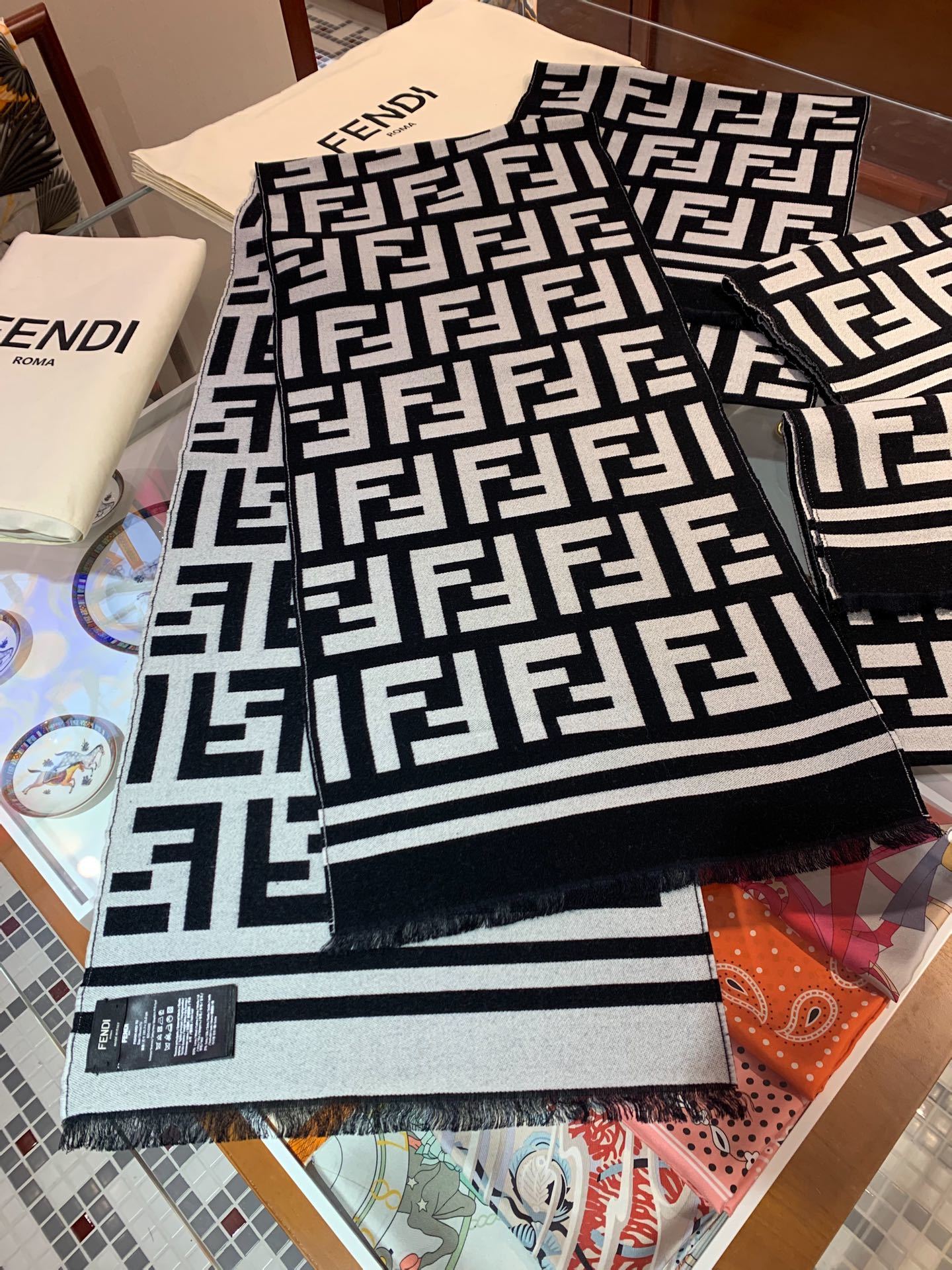 全网最火的围巾!!火到全球Fendi