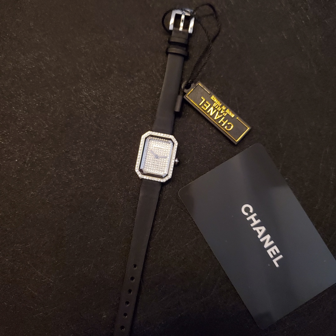 NO:385275,DV factory V3 crocodile leather version!  The new version has a print mark, gold shell with white bottom cover, font hesitation new version, one watch, one code. The original latest cowhide black velvet strap. Chanel | Chanel The latest model PREMIRE watch has the same octagonal outline as the shape of the Paris Fonden Square. This timeless and perfect design model architecture and the soft and charming characteristics of the watch echo each other's name PREMIRE VELOURS watch number H series Première material The original spinel gem. Eight-side 3D three-dimensional sapphire glass. Black enamel surface, imported white pearl shell surface. Imported Italian silk strap, super soft texture, pin buckle. Swiss quartz movement Waterproof depth: 30 meters Size: 19.7 x 15.2 x  7.5mm. The belt has 7 color straps: black, white, pink, light blue, orange, plum red, and dark royal blue. #d, chanel, chanel, cowhide, crocodile skin19860909DV厂 V3鳄鱼皮版！新版本壳有打印记,金壳配白色底盖,字体跟足新版本,一表一码.原版最新牛皮黑诗绒表带. Chanel | 香奈儿 最新款 小号 PREMIRE 腕表的八角形轮廓与巴黎芳登广场的形状如出一辙.这一隽永恒久、堪称完美设计典范的建筑与腕表柔美妩媚的特质相互呼应名称 PREMIRE VELOURS腕表 编号H系列 Première材质 把头原版一样尖晶宝石.批八边3D立体蓝宝石玻璃.黑色搪瓷表面,进口白色珍珠贝表面.进口意大利绢丝皮表带,质感超级柔软贴手.针式表扣 .瑞士石英机芯 防水深度:30米 尺寸:19.7 x 15.2 x 7.5毫米.皮带有黑,白,粉浅蓝,橙,梅红,深宝蓝7个颜色表带任意搭配#d,,chanel,chanel,cowhide,crocodile skin,Watch