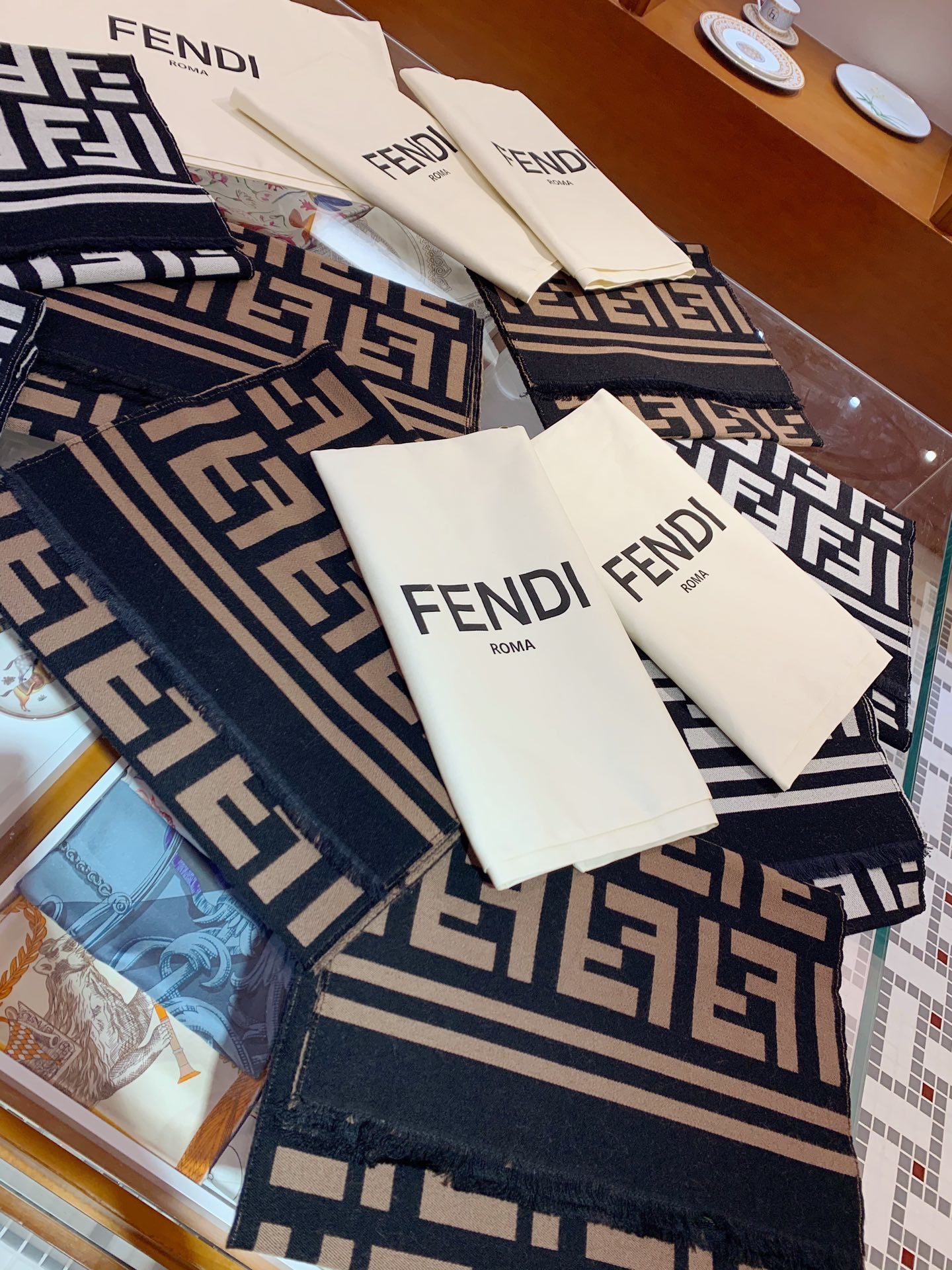 全网最火的围巾!!火到全球Fendi