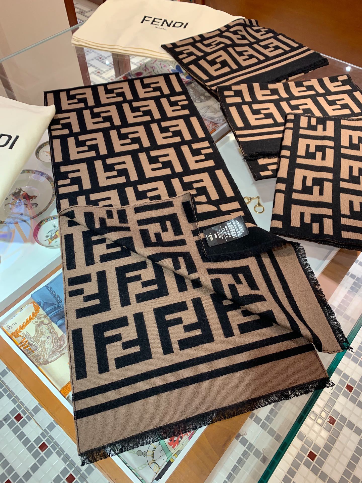 全网最火的围巾!!火到全球Fendi