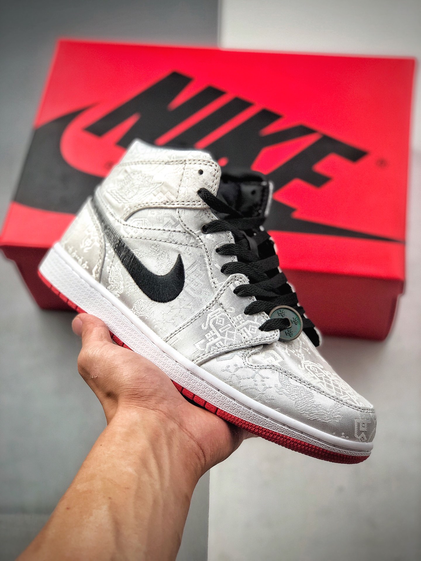 CLOT x Air Jordan 1 Mid "Fearless" colaboración importante, seda blanca, la parte superior de seda blanca con detalles …