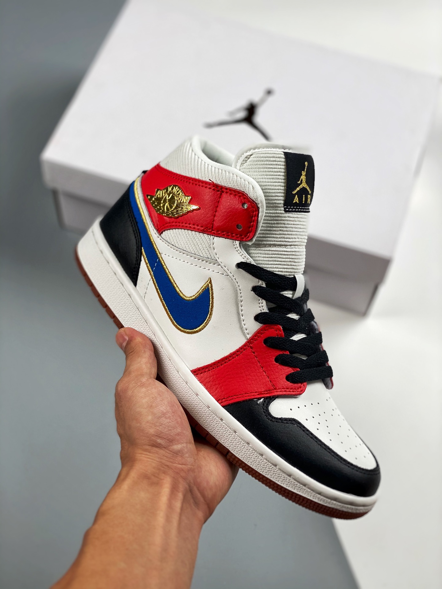 Air Jordan 1 Mid 黑红蓝 天猫外贸客户订单 市面最高工艺 中帮系列 全新批次 原装原模大底 全鞋原厂定制皮料，手感细腻正确折边工艺 完美细节诠 货号：DC1426 100 Size：36 36.5 37.5 38 38.5…