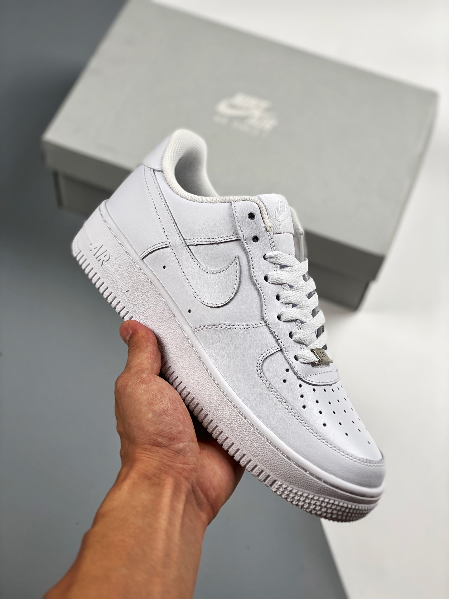 Air Force 1 clásico blanco puro de caña baja, versión exclusiva para plataformas, sin rival en el mismo rango de precio…