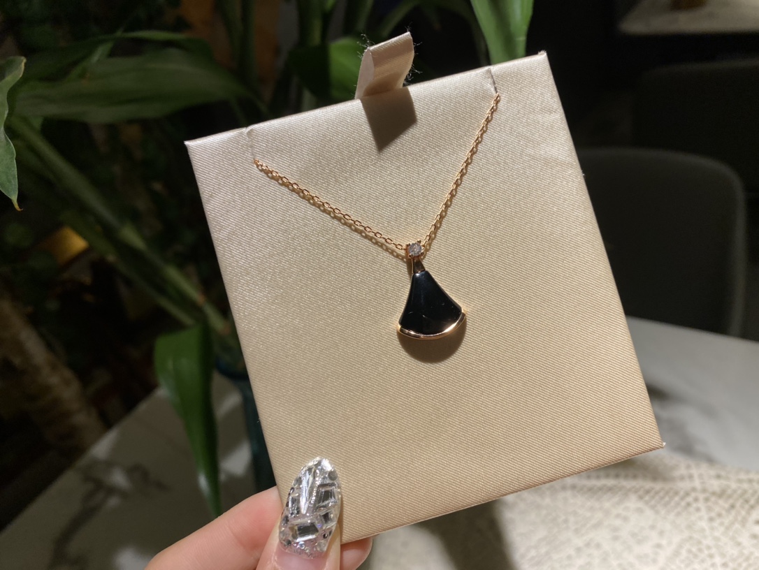 💰80 宝格丽小裙子黑色!

■比较少人买难撞色入了一条宝格丽小裙子项链

相比红色 绿色 黑色似乎比较少人买

但是觉得黑色更加年轻、冷艳中带点酷酷的感觉穿吊带简直太美啦(心重点是～没那么容易撞色）