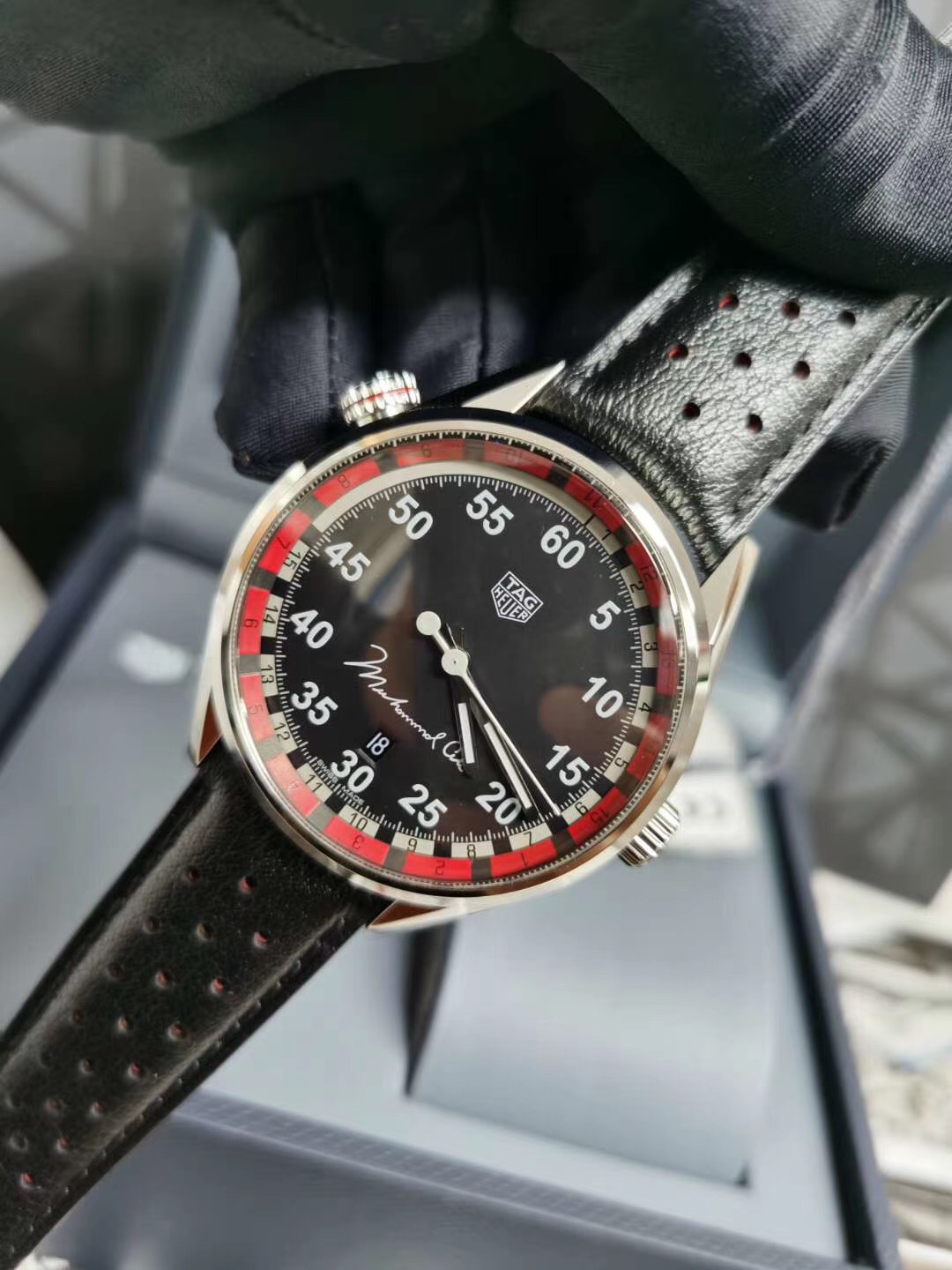 NO:727512,You can customize the counter verification code TAG Heuer Carrera Series Boxing Champion Ali Limited Edition!  the arrival!  43mm diameter, spherical sapphire anti-glare glass, 904 polished case with dense bottom cover with the image of Muhammad Ali, Australian calfskin perforated belt, stainless steel 904 material buckle. The brightly colored dial has a rotatable round recording bezel, which is full of competition atmosphere!  The entire series is equipped with an original Swiss mechanical movement polished by Sellita SW as the basic movement, which can provide a 38-hour power reserve, and its stability is commendable!  Brand new complete set of one watch and one code available from stock!  ,,stuart weitzman,tag heue,cowhide19860909可以订做专柜查验码 泰格豪雅卡莱拉系列拳王阿里限量版！到货！43mm直径,球面蓝宝石防炫玻璃,904抛光表壳配以有拳王阿里头像的密底底盖,澳洲小牛皮打孔皮带,精钢904材质表扣.颜色鲜明的表盘带可转动回合记录表圈,赛场气息十足！全系列搭载Sellita SW为基础机芯打磨而成的原装瑞士机械机芯,可提供38小时动力储存,稳定性值得称赞！全新全套一表一码现货供应！,,stuart weitzman,tag heue,cowhide,Watch