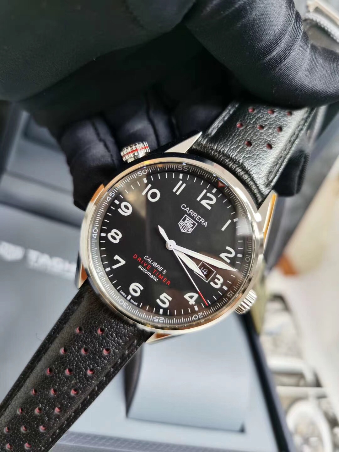 NO:727531,You can customize the counter inspection code TAG Heuer Carrera series limited edition!  43mm diameter, spherical sapphire anti-glare glass, 904 stainless steel case with transparent bottom cover, Australian calfskin perforated belt, stainless steel 904 buckle. The black and white dial has a rotating chronograph bezel to meet daily timing functions. The entire series is equipped with an original Swiss mechanical movement polished by Sellita SW as the basic movement, which can provide 38 hours of power reserve, and its stability is commendable!  Brand new complete set of one watch and one code available from stock!  ,,stuart weitzman,tag heue,cowhide19860909可以订做专柜查验码 泰格豪雅卡莱拉系列限量版！43mm直径,球面蓝宝石防炫玻璃,904材质精钢表壳配以透底底盖,澳洲小牛皮打孔皮带,精钢904材质表扣.黑白分明的表盘带可转动计时表圈,满足日常计时功能.全系列搭载Sellita SW为基础机芯打磨而成的原装瑞士机械机芯,可提供38小时动力储存,稳定性值得称赞！全新全套一表一码现货供应！,,stuart weitzman,tag heue,cowhide,Watch