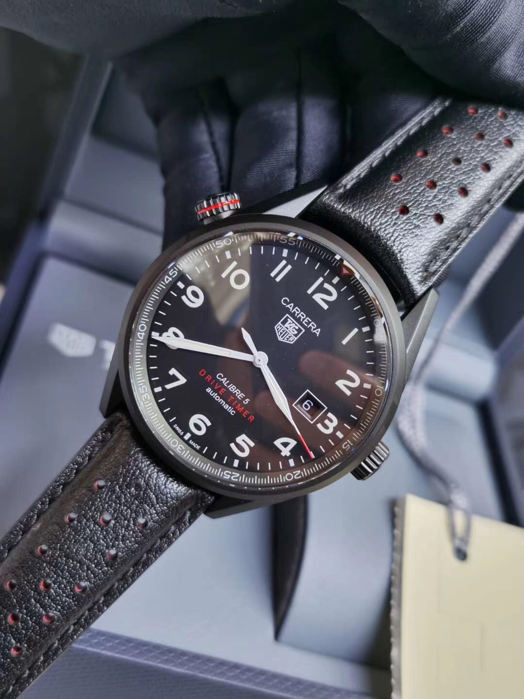 NO:727502,You can customize the counter inspection code TAG Heuer Carrera series limited edition!  43mm diameter, spherical sapphire anti-glare glass, stainless steel case with titanium carbide coating, gray see-through bottom cover, Australian calfskin perforated belt with all-black coating buckle, the whole watch is incomparably cool!  !  The clear black and white dial has a rotatable timing bezel to meet daily timing functions. The entire series is equipped with an original Swiss mechanical movement polished by Sellita SW as the basic movement, which can provide 38 hours of power storage, and its stability is commendable!  Brand new complete set of one watch and one code available from stock!  ,,stuart weitzman,tag heue,cowhide19860909可以订做专柜查验码 泰格豪雅卡莱拉系列限量版！43mm直径,球面蓝宝石防炫玻璃,精钢表壳配碳化钛涂层、灰色透视底盖,澳洲小牛皮打孔皮带搭配全黑涂层表扣,整表酷羡无敌！！黑白分明的表盘带可转动计时表圈,满足日常计时功能.全系列搭载Sellita SW为基础机芯打磨而成的原装瑞士机械机芯,可提供38小时动力储存,稳定性值得称赞！全新全套一表一码现货供应！,,stuart weitzman,tag heue,cowhide,Watch