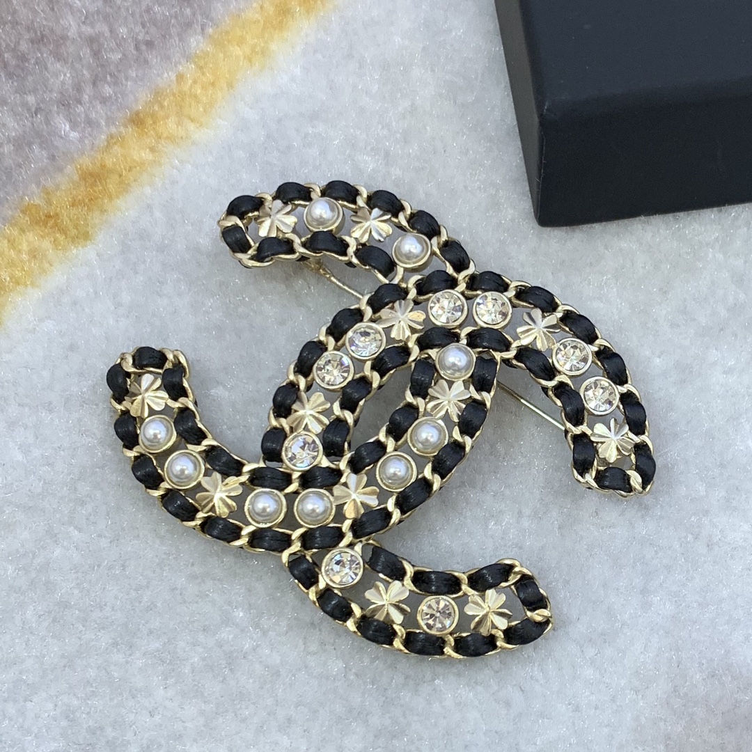 NO:104471,Ch@nel Xiang Nai'er New hollow braided brooch The hollow design is combined with a combination of black woven leather and brass metal, and is embellished with glass pearls and the brand's most popular lucky grass. It is cool and elegant. It can be easily controlled by any age group!  , Chanel brooch, chanel, brooch, breastpin19860909Ch@nel 香 奈 儿 新款镂空编织胸针 镂空设计搭配黑色编织皮与黄铜材质金属组合、又以琉璃珍珠与品牌最受欢迎幸运草做点缀、炫酷又典雅 任何年龄段都可以轻松驾驭 ！,香奈儿胸针,chanel,brooch，breastpin,Jewelry