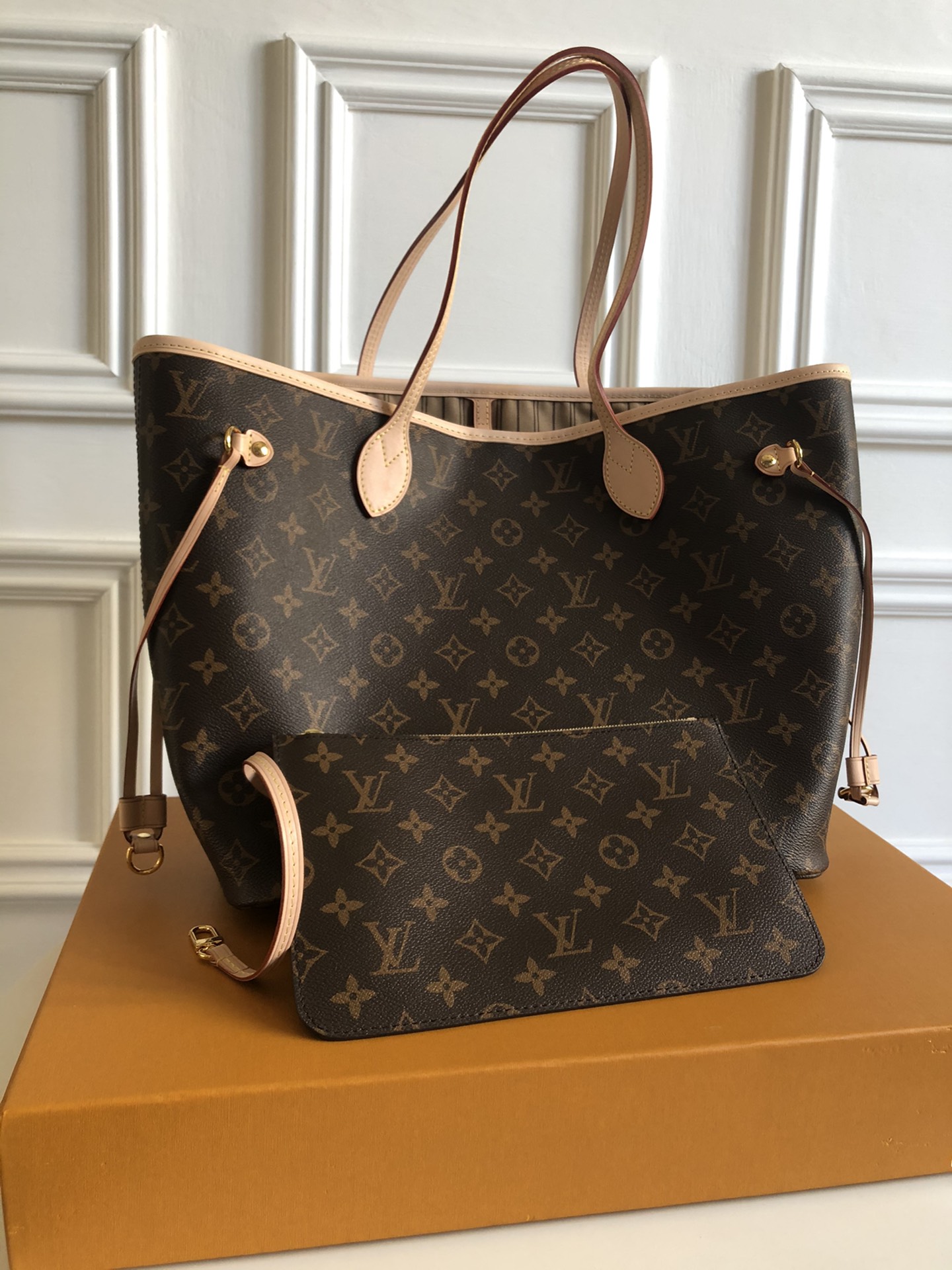 NO:176830,Super (Italian A-grade leather) A must-have artifact shopping bag Neverfull M40995 old flower apricot color core redeem!  Customized presbyterian fabrics with all-steel nail hardware!  The wrap body feels soft and stylish, and the curved heavy needle is perfectly replicated!  The workmanship is so exquisite that even the small bag inside can be considered a single item [rose] size 32*28 Price., LV special version, louis vuitton19860909特级（意大利A级皮料） 逛街旅行必备神器购物袋Neverfull M40995老花杏色芯回货！订制老花面料搭配全钢钉五金！包身手感柔软有型,弧度重针完美复刻！做工精致到连内里的小包都可以算一枚单品[玫瑰]尺寸32*28 Price.,LV特级版本,louis vuitton,Bag