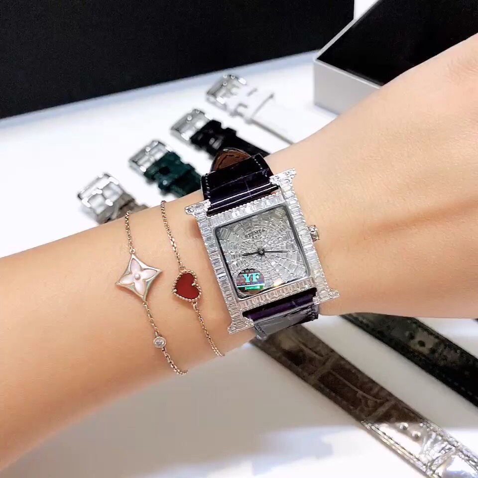 Hermès 最新推出 爱马仕H-our方钻珠宝腕表 壳套、字面、严格精选最纯净的钻石 一颗颗切割后