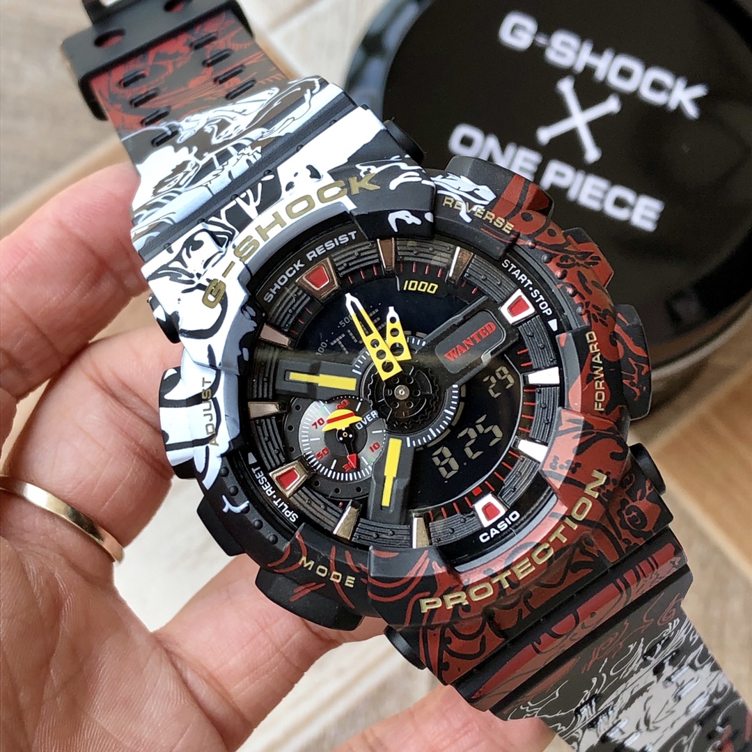 p60 海贼王！卡西欧海贼王联名限量手表男 G-SHOCK x ONE PIECE 路飞GA-110JOP腕表采用白、黑、红三种颜色，路飞开启四档为设计主题，各种细节都在体现《海贼王》的主题 防震生活防水、全自动日历、倒计时、每日闹钟、世界时间、秒表、全套原包装！外径表盘~53mm。