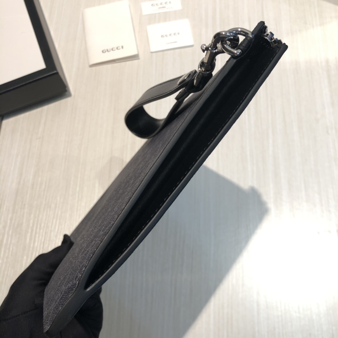 GG图案在每一季中均与全新印花和图案精心搭配。动物图案已成为品牌标志之一,印花装饰于此款纤薄手拿包的中央