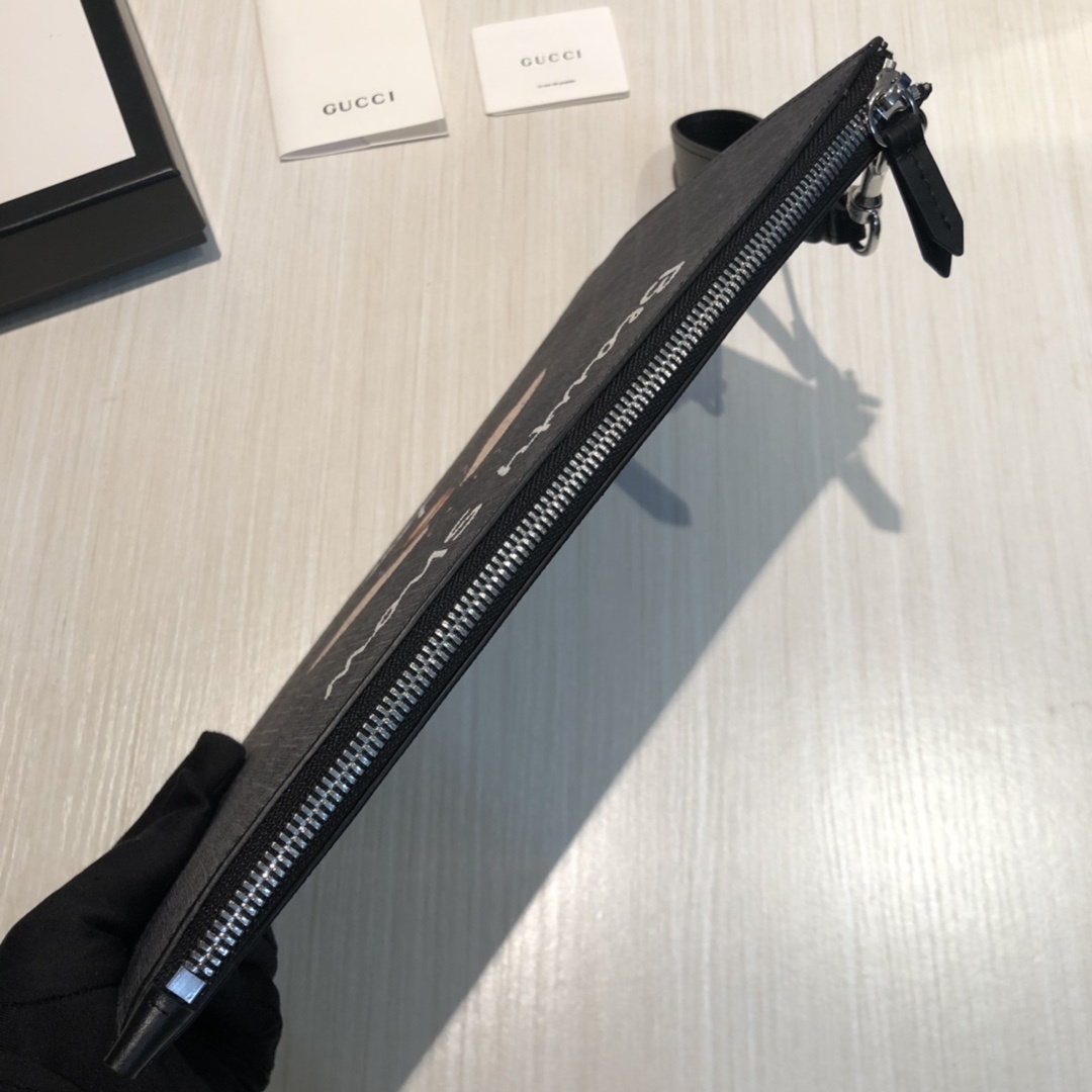 GG图案在每一季中均与全新印花和图案精心搭配。动物图案已成为品牌标志之一,印花装饰于此款纤薄手拿包的中央