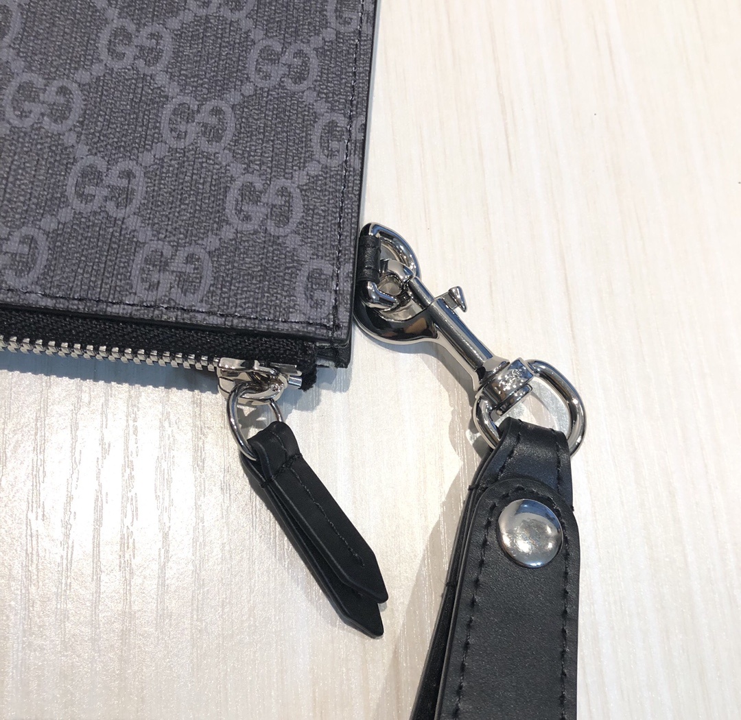 GG图案在每一季中均与全新印花和图案精心搭配。动物图案已成为品牌标志之一,印花装饰于此款纤薄手拿包的中央