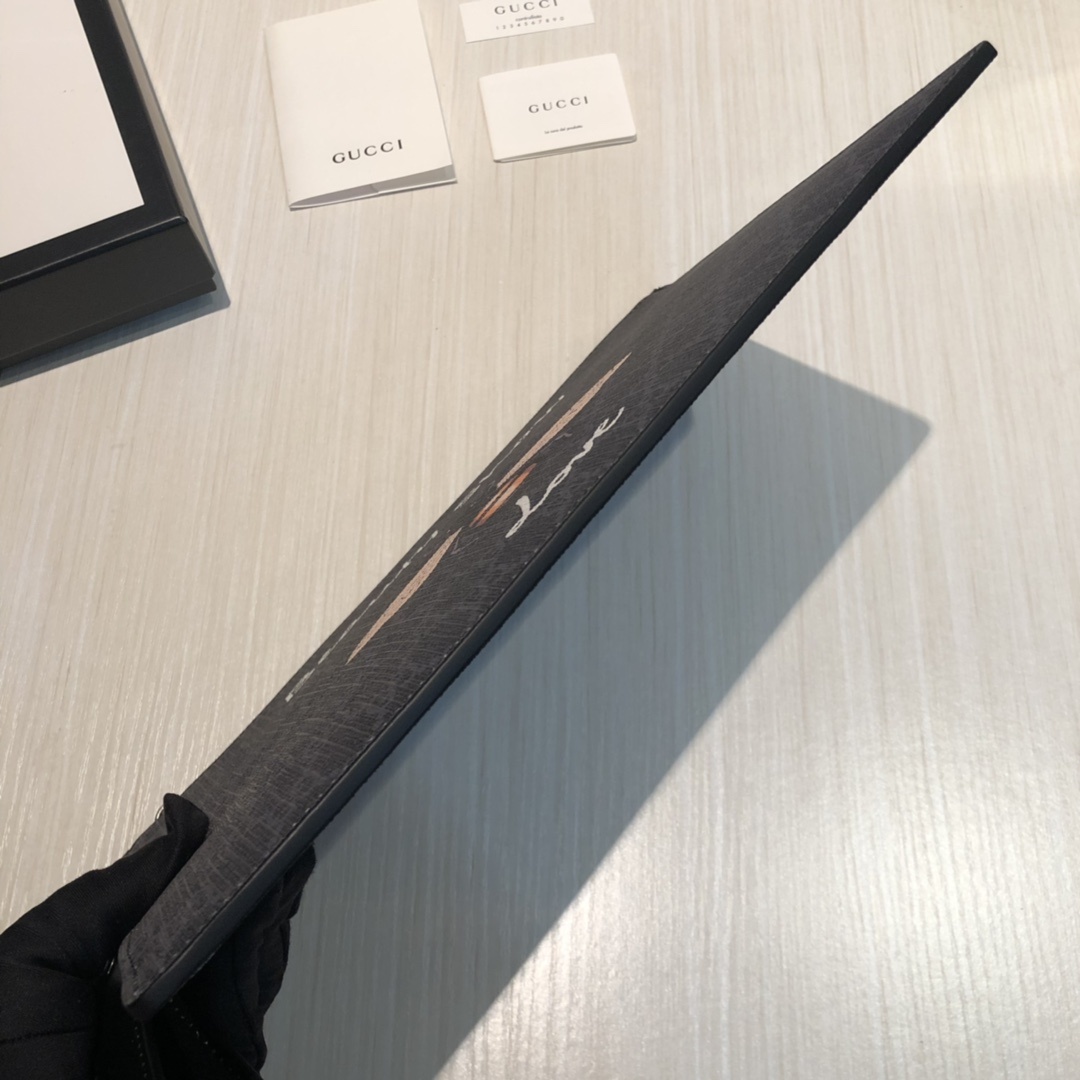 GG图案在每一季中均与全新印花和图案精心搭配。动物图案已成为品牌标志之一,印花装饰于此款纤薄手拿包的中央