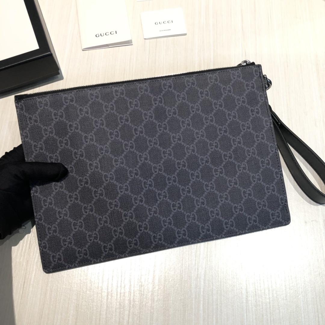 GG图案在每一季中均与全新印花和图案精心搭配。动物图案已成为品牌标志之一,印花装饰于此款纤薄手拿包的中央