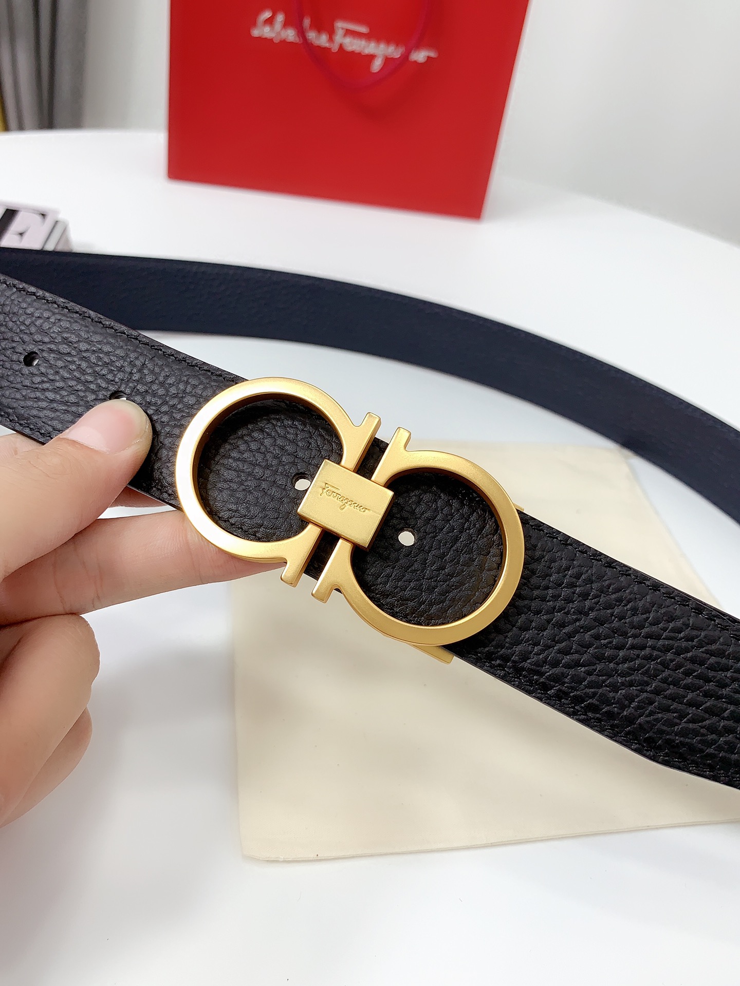 Pandabuy Ferragamo 宽度3 5CM 支持芯片防伪 。双面 pandabuy belts ，牛皮材质，配有钌金Gancini扣