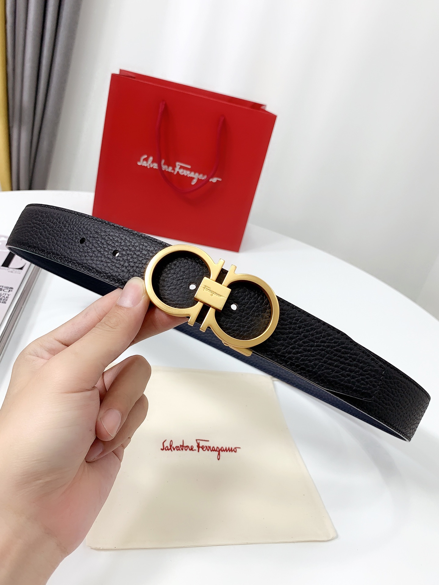 Pandabuy Ferragamo 宽度3 5CM 支持芯片防伪 。双面 pandabuy belts ，牛皮材质，配有钌金Gancini扣