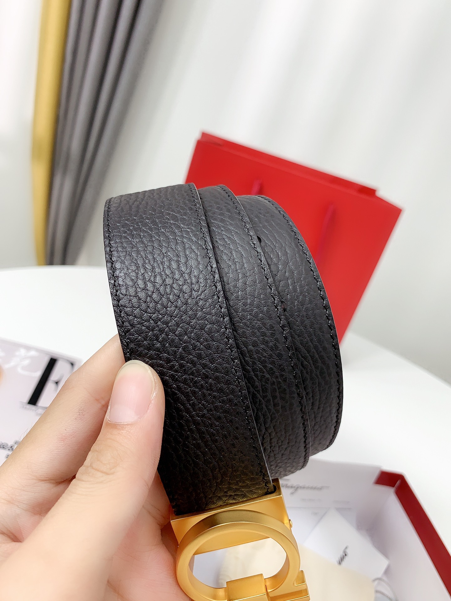 Pandabuy Ferragamo 宽度3 5CM 支持芯片防伪 。双面 pandabuy belts ，牛皮材质，配有钌金Gancini扣