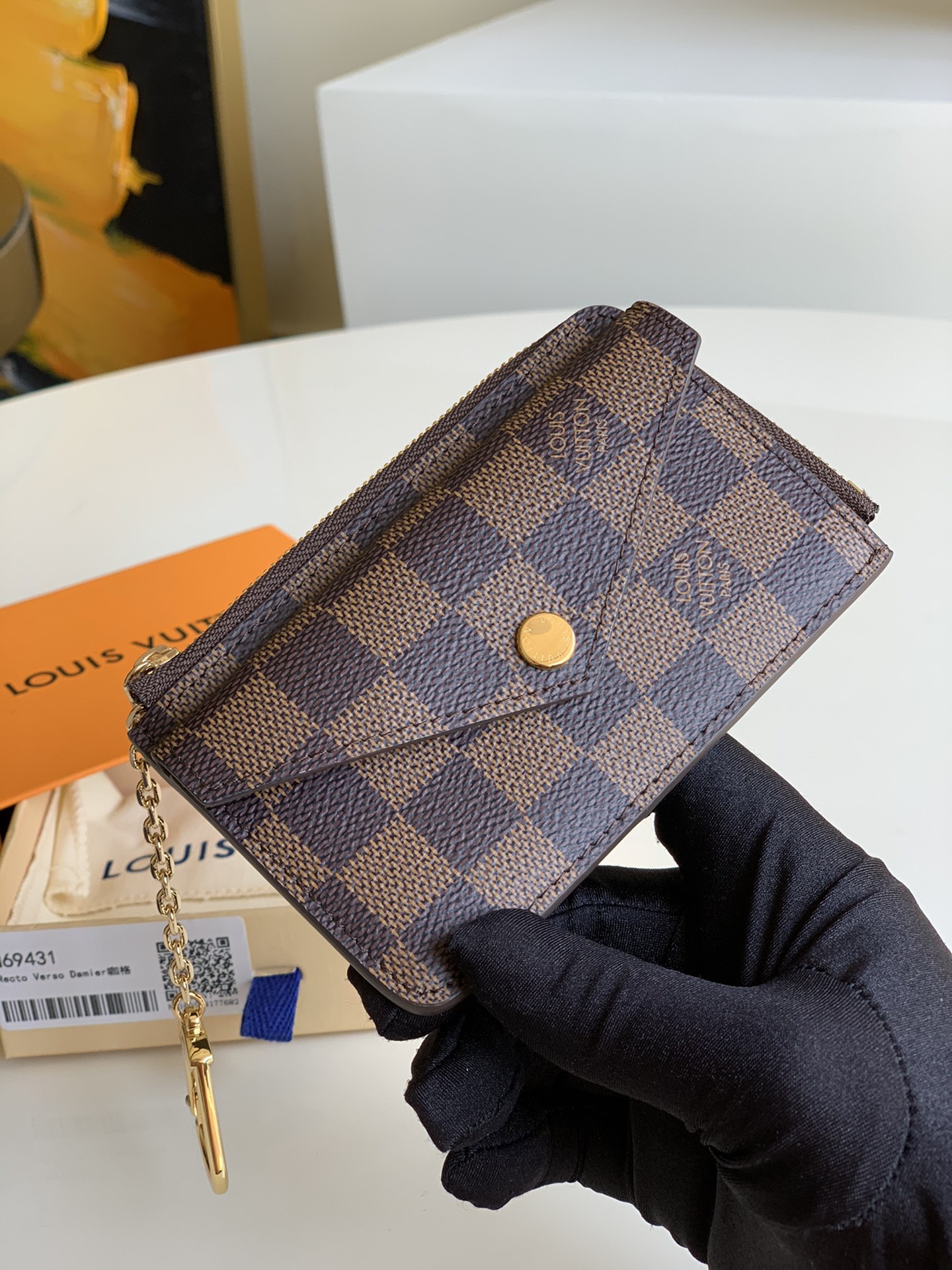 NO:396192,【Exclusive real shot of M69431 coffee】Recto Verso card clip is a classic Monogram canvas outlined with a loose leather trim, with an L-shaped wide zipper opening the change compartment, paired with an envelope-style front pocket, a central pocket that can store folding banknotes and a rear side clip. It can also be fixed to a handbag or belt with a hook buckle. Size 13.0 x 9.5 x 2.5 cm B.,LV [original leather],louis vuitton,versace19860909【独家实拍 M69431咖啡】Recto Verso 卡夹为经典 Monogram 帆布勾勒利落皮革饰边,以 L 形宽拉链开启零钱隔层, 搭配信封式前袋、可收纳折叠钞票的中央口袋和后侧卡位,亦可利用钩扣固定于手袋或腰带.尺寸13.0 x 9.5 x 2.5 cm B.,LV【原厂皮】,louis vuitton,versace,Bag