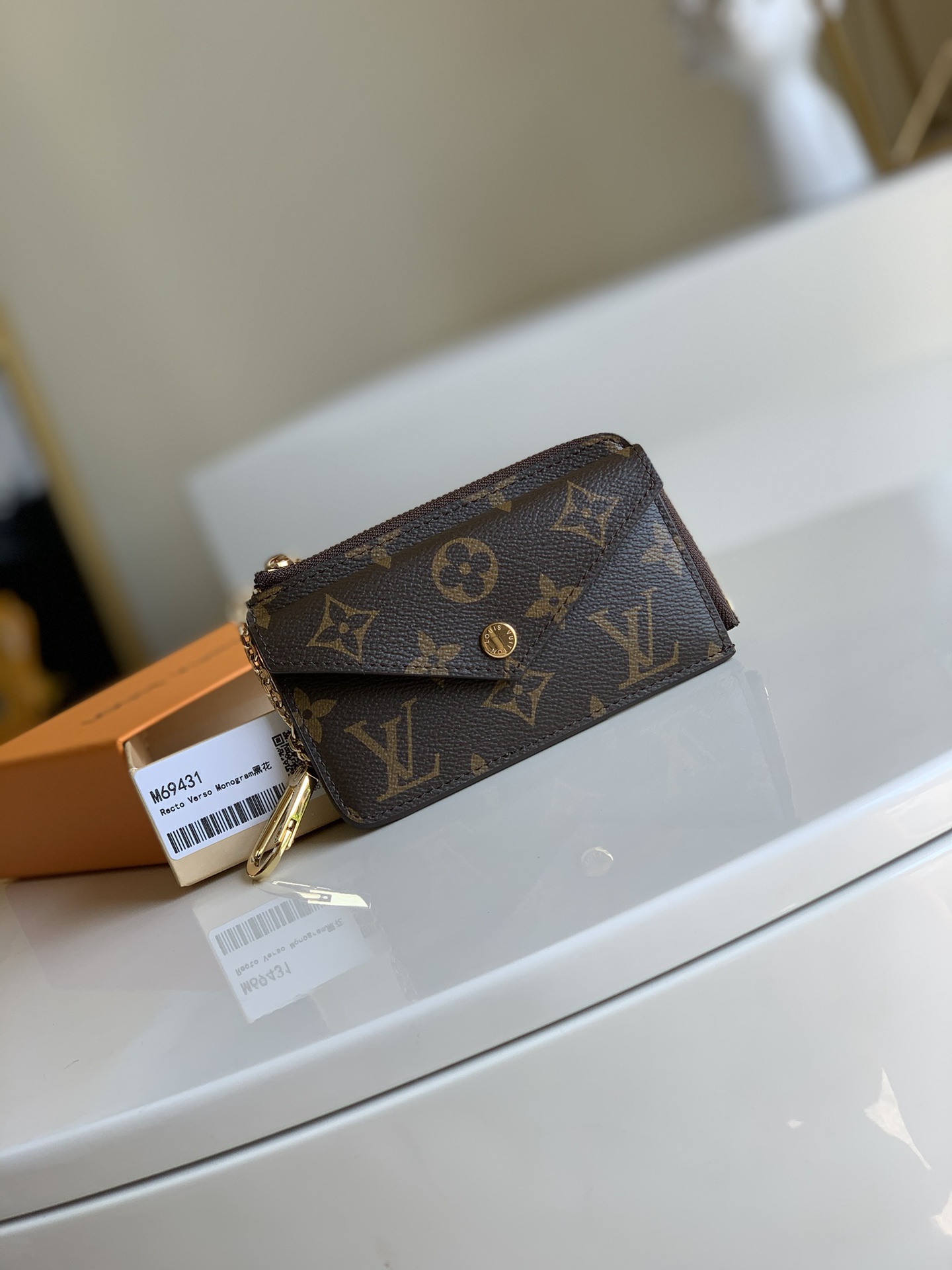 NO:396195,【Exclusive real photo M69431 presbyterian】Recto Verso card clip is a classic Monogram canvas outlined with a loose leather trim, with an L-shaped wide zipper opening the change compartment, paired with an envelope-style front pocket, a central pocket that can store folding banknotes and a rear side clip. It can also be fixed to a handbag or belt with a hook buckle. Size 13.0 x 9.5 x 2.5 cm B.,LV [original leather],louis vuitton,versace19860909【独家实拍 M69431老花】Recto Verso 卡夹为经典 Monogram 帆布勾勒利落皮革饰边,以 L 形宽拉链开启零钱隔层, 搭配信封式前袋、可收纳折叠钞票的中央口袋和后侧卡位,亦可利用钩扣固定于手袋或腰带.尺寸13.0 x 9.5 x 2.5 cm B.,LV【原厂皮】,louis vuitton,versace,Bag