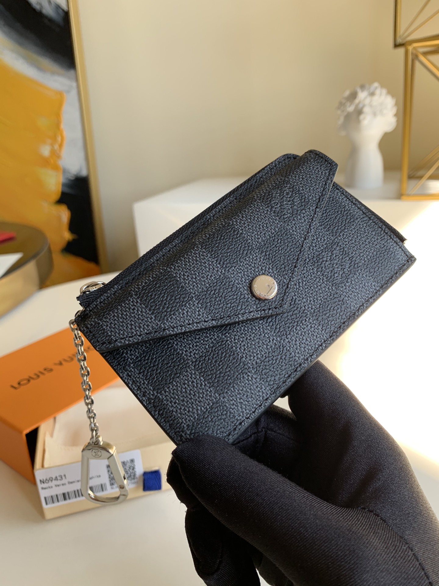 NO:396201,【Exclusive real shot M69431 black】Recto Verso card clip is a classic Monogram canvas outlined with a loose leather trim, with an L-shaped wide zipper opening the change compartment, paired with an envelope-style front pocket, a central pocket that can store folding banknotes and a rear side clip. It can also be fixed to a handbag or belt with a hook buckle. Size 13.0 x 9.5 x 2.5 cm B.,LV [original leather],louis vuitton,versace19860909【独家实拍 M69431黑格】Recto Verso 卡夹为经典 Monogram 帆布勾勒利落皮革饰边,以 L 形宽拉链开启零钱隔层, 搭配信封式前袋、可收纳折叠钞票的中央口袋和后侧卡位,亦可利用钩扣固定于手袋或腰带.尺寸13.0 x 9.5 x 2.5 cm B.,LV【原厂皮】,louis vuitton,versace,Bag