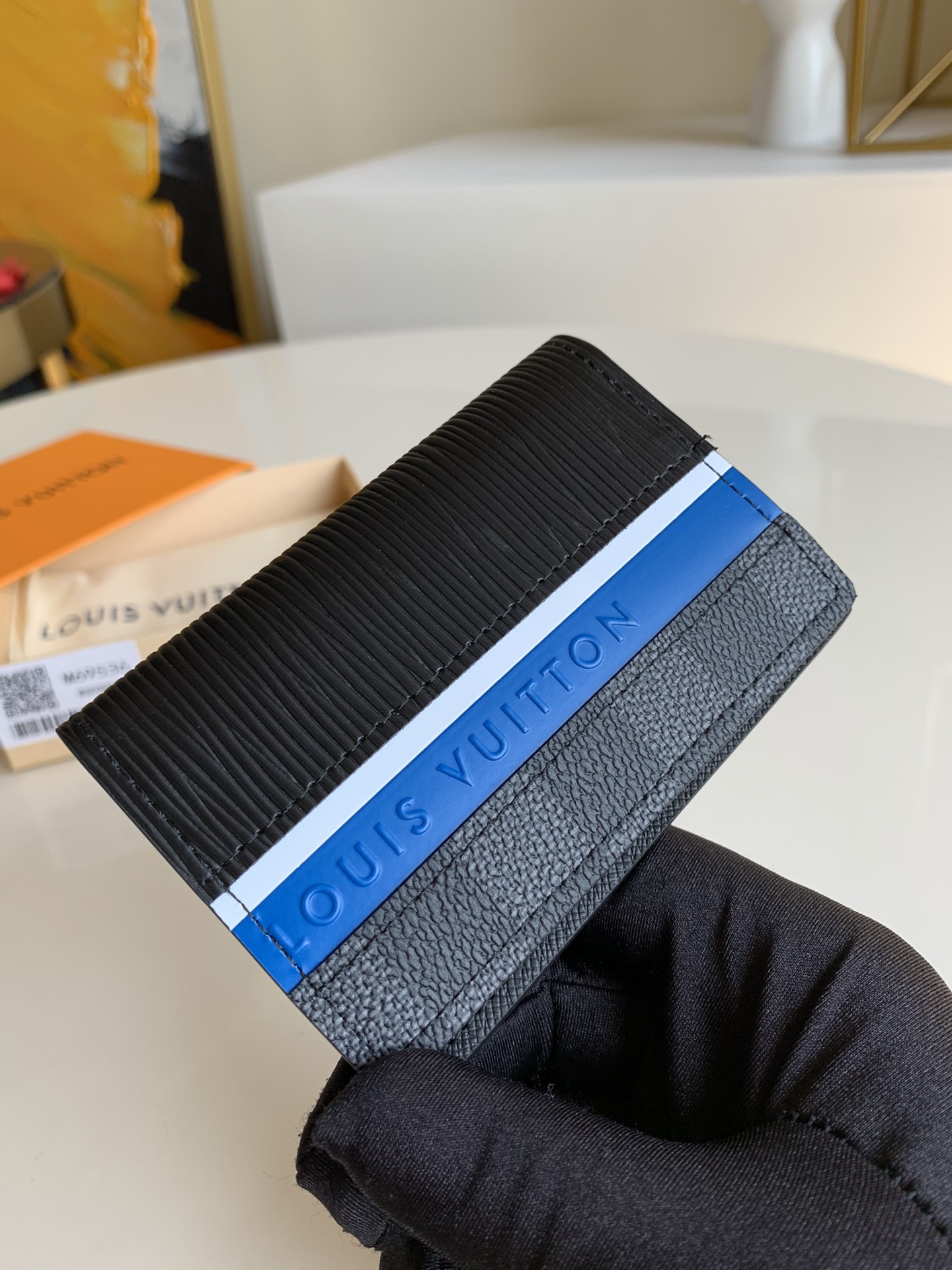 NO:396207,[Exclusive real photo M69536] This pocket wallet combines the elegant atmosphere of Damier Graphite canvas with the delicate texture of Epi leather, and depicts stripes embellishing the Louis Vuitton logo. The exquisite design can accommodate credit cards, banknotes and notes, which are suitable for daily carrying or gifts. Size 11×8cm U., LV [original leather], louis vuitton, louis vuitton19860909【独家实拍M69536】本款口袋钱夹将 Damier Graphite 帆布的典雅气息与 Epi 皮革的细腻质地相融,其间描绘点缀路易威登标识的条纹.考究设计可容纳信用卡、纸钞和票据,日常携带或赠礼皆宜.尺寸11×8cm U.,LV【原厂皮】,louis vuitton,louis vuitton,Bag