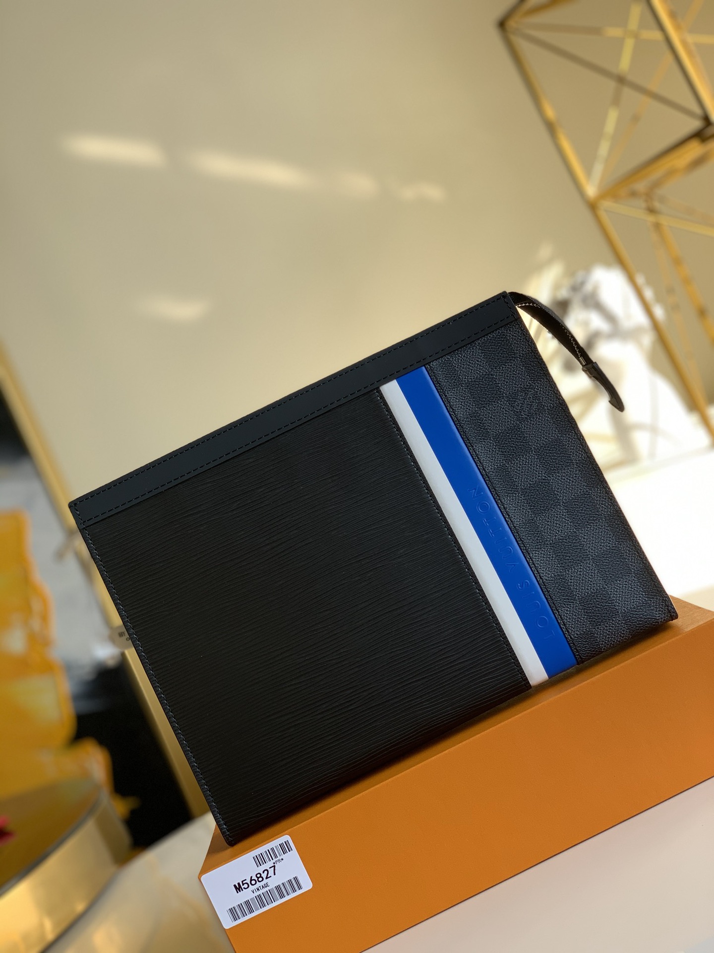 NO:396217,【Exclusive real photo M56827】POCHETTE VOYAGE medium-sized handbag Pochette Voyage handbag is made of classic Epi leather and Damier Graphite canvas, which are cleverly connected by embellishing the stripes of the Louis Vuitton logo. Enriched space and position to create an ideal travel companion and can also be included in the suitcase. Detailed features 27.0 x 21.0 x 3.0 cm (Length x Height x Width) Epi leather and Damier Graphite coated canvas, cowhide, cowhide lining, metal parts, card mezzanine, inner patch pocket L.,LV [original leather],louis vuitton,louis vuitton,cowhide19860909【独家实拍M56827】POCHETTE VOYAGE 中号手袋 Pochette Voyage 手袋取材经典 Epi 皮革和 Damier Graphite 帆布,通过点缀路易威登标识的条纹巧妙衔接.充裕空间及卡位造就理想旅伴,亦可收入手提箱.详细特征27.0 x 21.0 x 3.0 厘米 (长 x 高 x 宽) Epi 皮革和 Damier Graphite 涂层帆布、牛皮饰边、牛皮内衬、金属件、卡片夹层、内贴袋 L.,LV【原厂皮】,louis vuitton,louis vuitton,cowhide,Bag