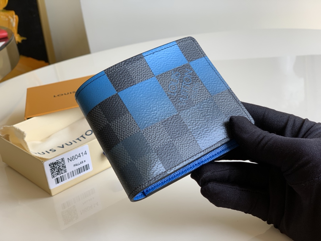 NO:396219,[Exclusive real photo N60414] This Multiple wallet is made of Damier Graphite Giant canvas, showing the creative depth and depth of the brand's classic checkerboard pattern. The clever design can store business cards and other accompanying items in an orderly manner. Size: 11.5 x 9.0 x 1.5 U., LV [original leather], louis vuitton19860909【独家实拍N60414】本款 Multiple 钱夹取材 Damier Graphite Giant 帆布,展现品牌经典棋盘格纹的创意深浅变幻.灵巧设计可有序收纳名片等随行物品.尺寸: 11.5 x 9.0 x 1.5 U.,LV【原厂皮】,louis vuitton,Bag