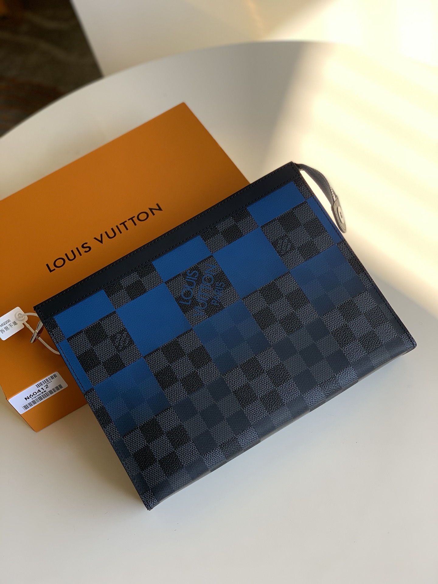 NO:396221,【Exclusive real photo N60412】Pochette Voyage medium handbag Mosaic This small and fashionable style uses Damier Graphite plaid coated canvas material, with diverse functions, and can be placed in the bag as a travel bag or held in the hand to show a fashionable style. The spacious interior space and support plate design make it easy to use private essentials. Size: 27x21cm L., LV [original leather], louis vuitton19860909【独家实拍N60412】Pochette Voyage中号手袋 马赛克此款小巧而时髦的采用Damier Graphite格纹涂层帆布材质,功能多样,既可作为旅行袋放于包中,亦可持于手中,展现时尚风格.宽敞的包内空间加上撑板设计,方便取用私人必备品.尺寸:27x21cm L.,LV【原厂皮】,louis vuitton,Bag