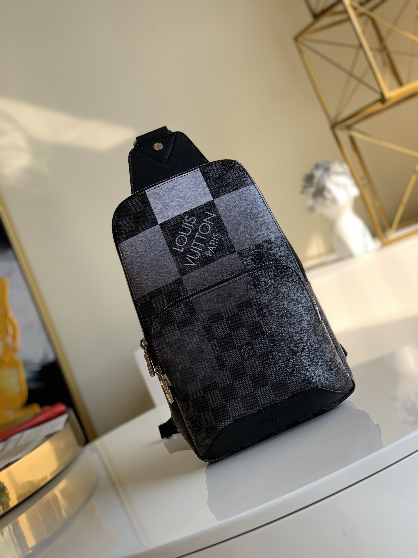 NO:396223,【Exclusive real photo N40403】Silver AVENUE shoulder bag This Avenue shoulder bag is made of Damier Graphite Giant canvas with subtle gradient colors, black grid black leather large plaid silk-print men's waist bag oo[handshake][handshake] with flexible and adjustable shoulder straps, which can be carried comfortably on the left and right, achieving the light storage required for daily life. Detailed features 20.0 x 31.0 x 10.0cm T.,LV [original leather],louis vuitton,shoulder bags19860909【独家实拍N40403】银色AVENUE 单肩包本款 Avenue 单肩包为 Damier Graphite Giant 帆布涂抹微妙渐变色彩,黑格黑皮大格子丝印男士腰包胸包oo[握手][握手]搭配灵活可调节肩带,无论左右均可舒适背携,实现日常所需的轻巧收纳.详细特征20.0 x 31.0 x 10.0cm T.,LV【原厂皮】,louis vuitton,shoulder bags,Bag