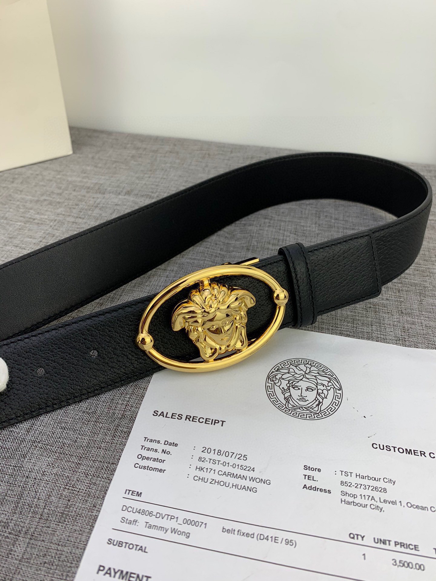 宽度4.0cmVERSACE范思哲这款柔软头层皮饰带搭配一枚椭圆形美杜莎带扣腰带饰有一枚金属圈环宛如点睛