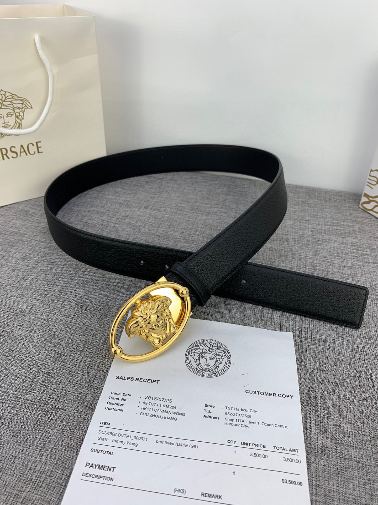 宽度4.0cmVERSACE范思哲这款柔软头层皮饰带搭配一枚椭圆形美杜莎带扣腰带饰有一枚金属圈环宛如点睛