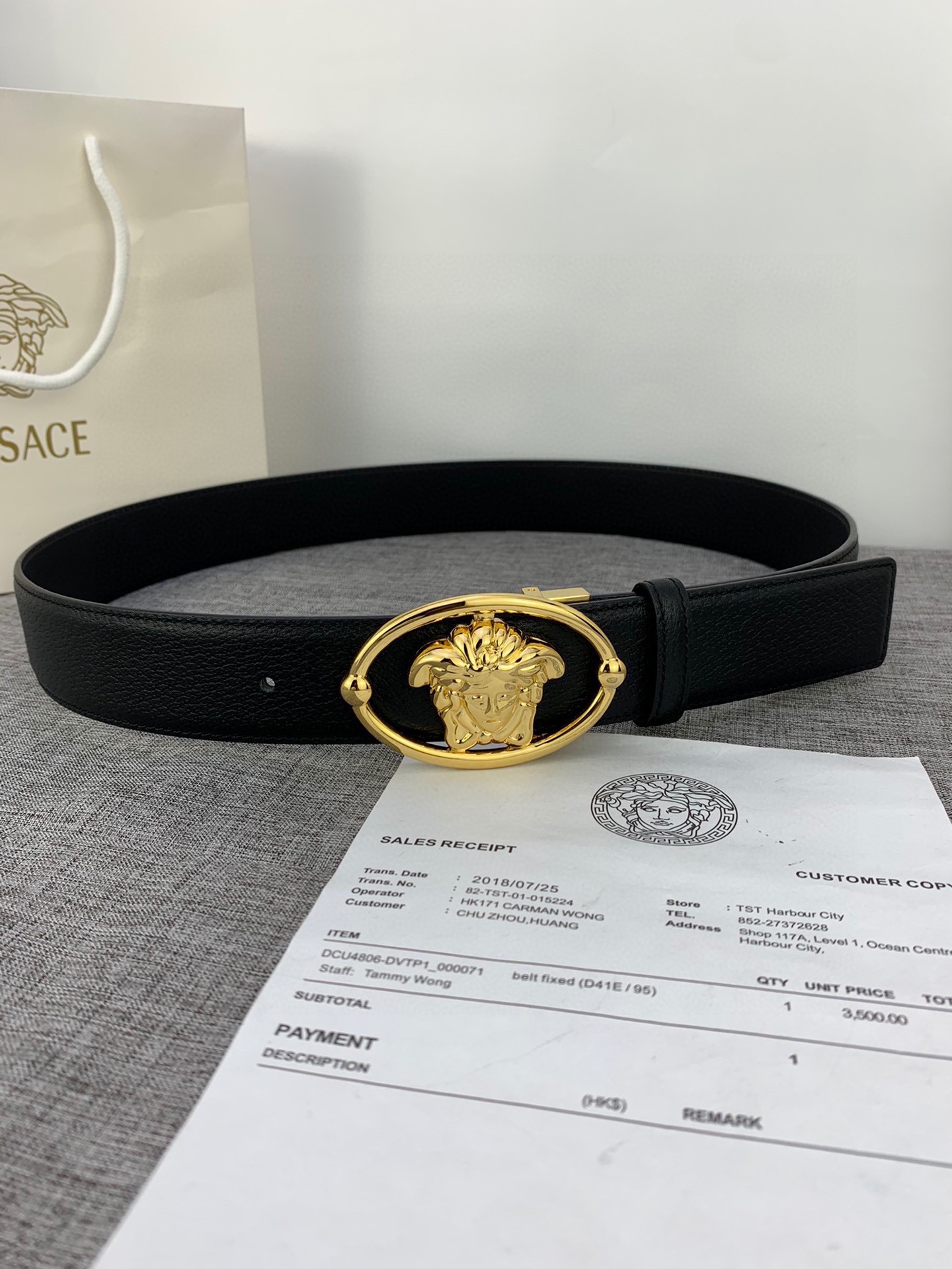 宽度4.0cmVERSACE范思哲这款柔软头层皮饰带搭配一枚椭圆形美杜莎带扣腰带饰有一枚金属圈环宛如点睛
