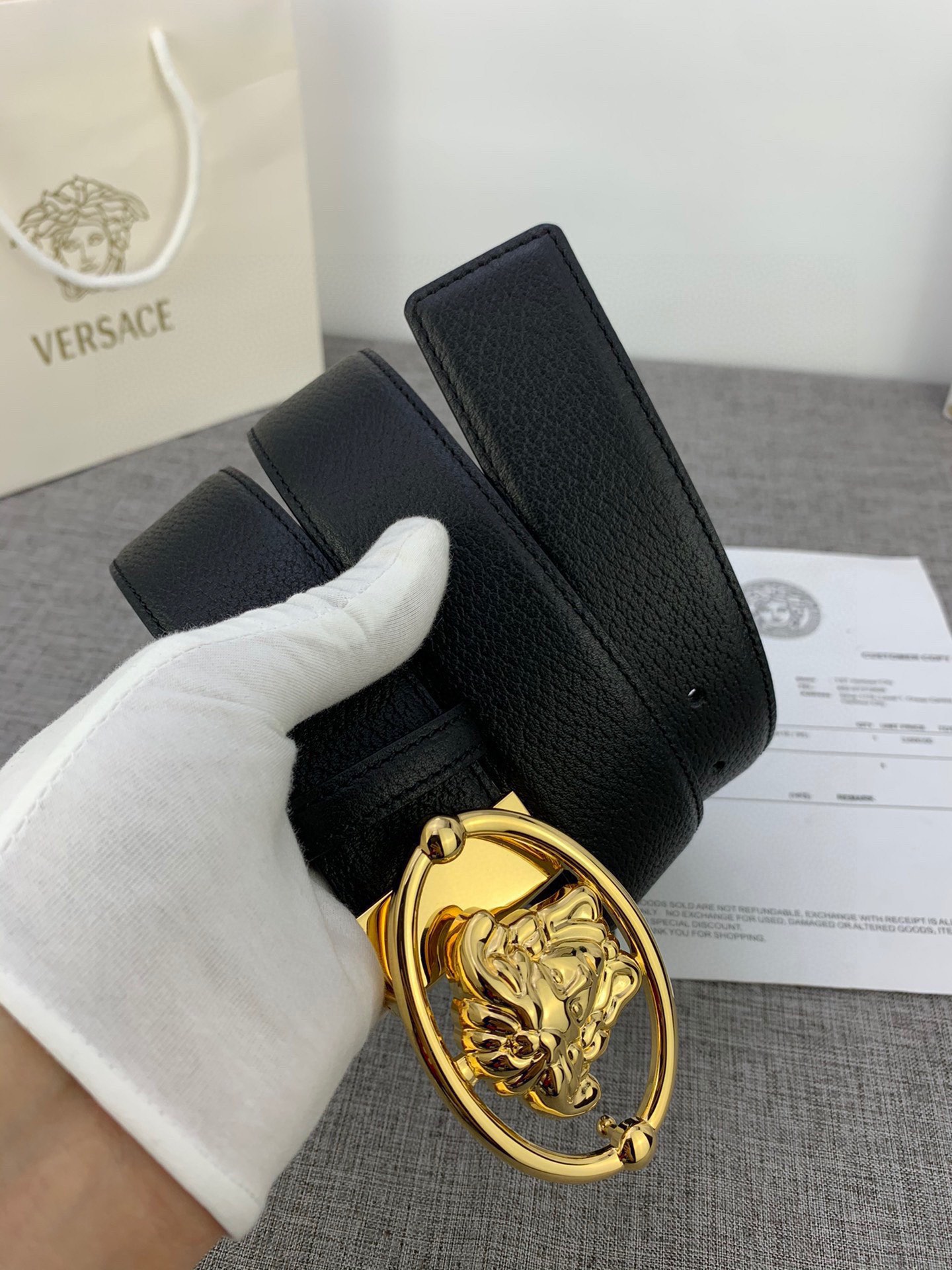 宽度4.0cmVERSACE范思哲这款柔软头层皮饰带搭配一枚椭圆形美杜莎带扣腰带饰有一枚金属圈环宛如点睛